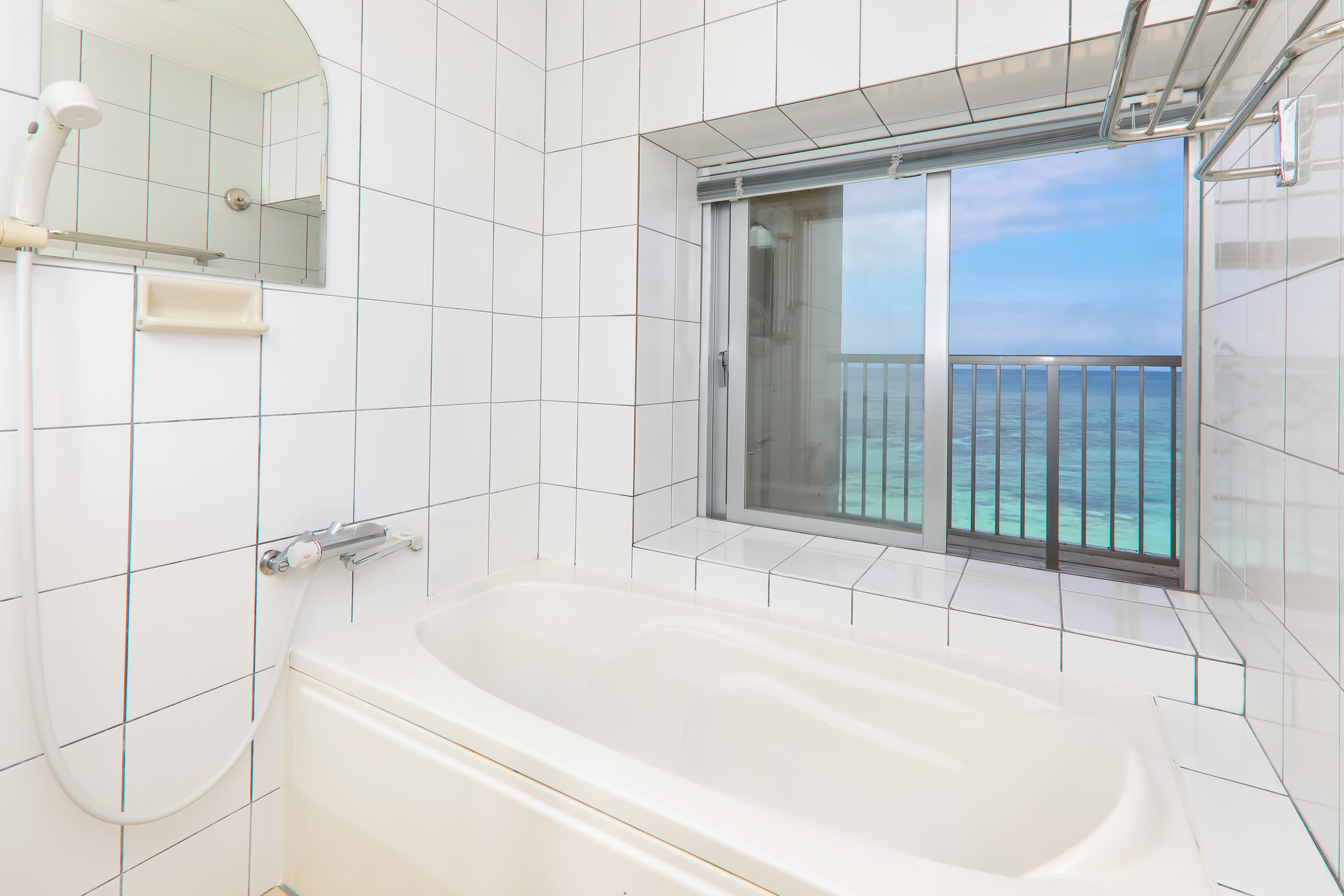 Shared bathroom for guest rooms in the annex (sea side)