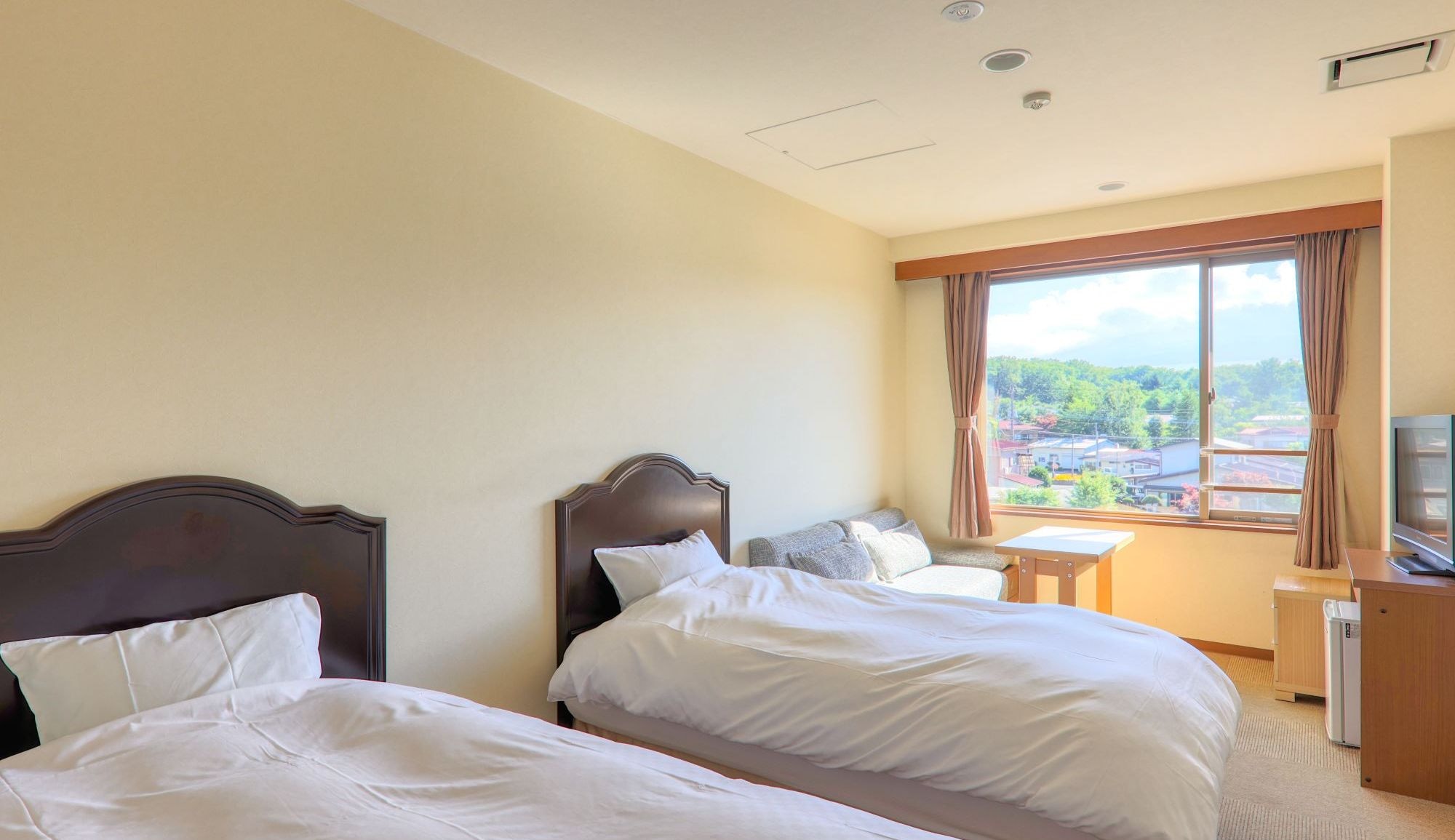 [Mt. Fuji View Western Room] On a clear day, you can see the beautiful view of Mt. Fuji from the window of the room.