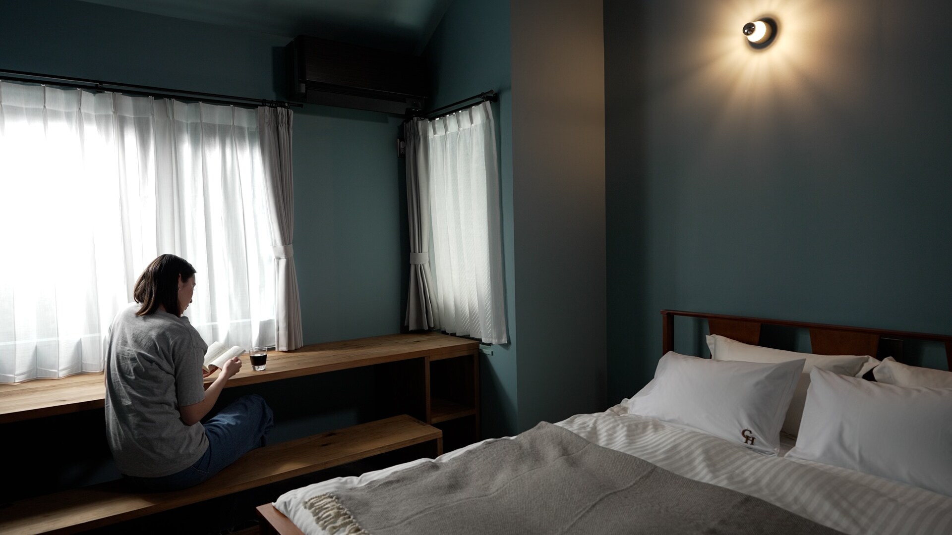 You can also get lost in thought while surrounded by the aroma of coffee.