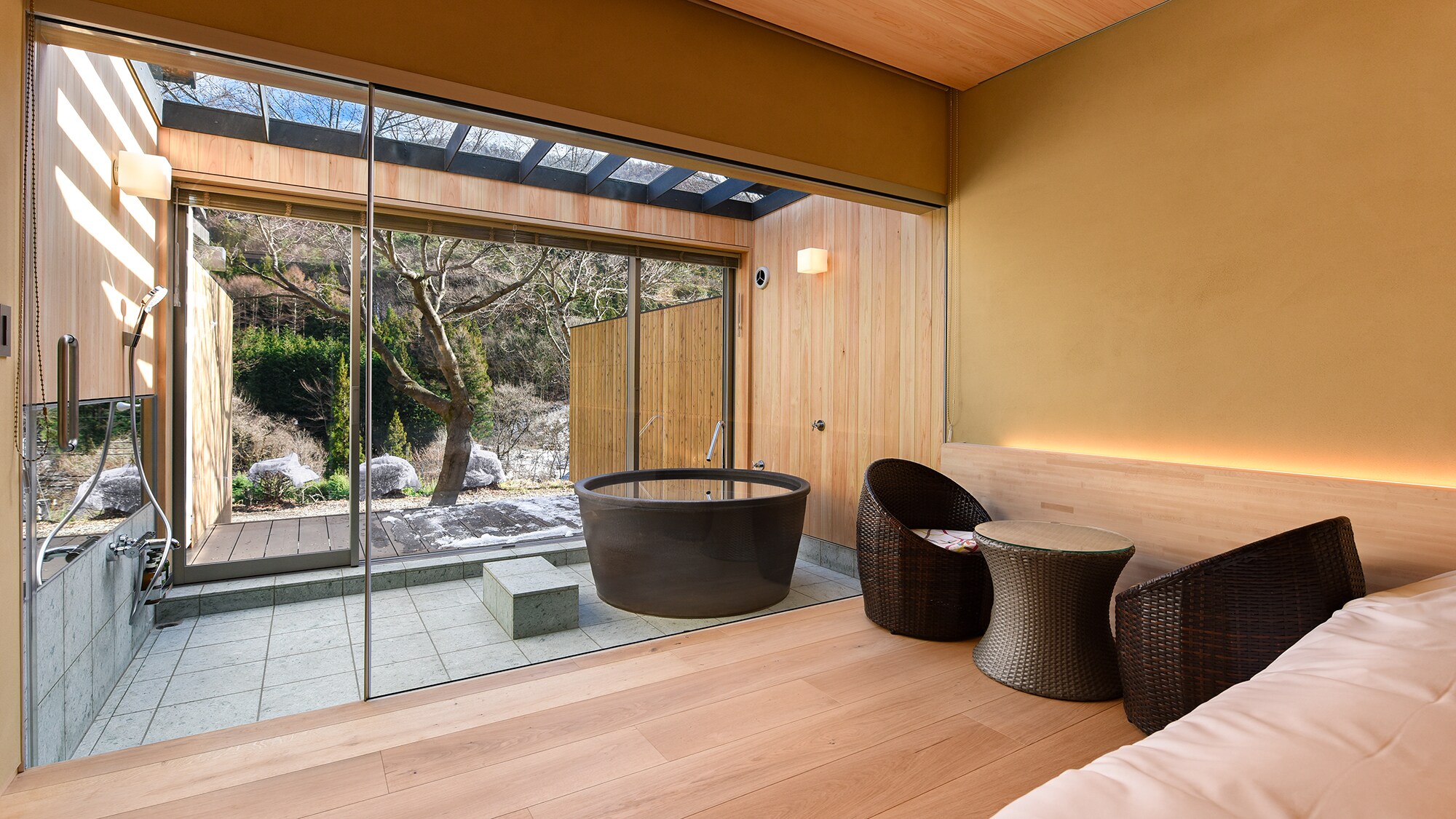 *Western-style double room/Enjoy the changing seasons in the garden to your heart's content