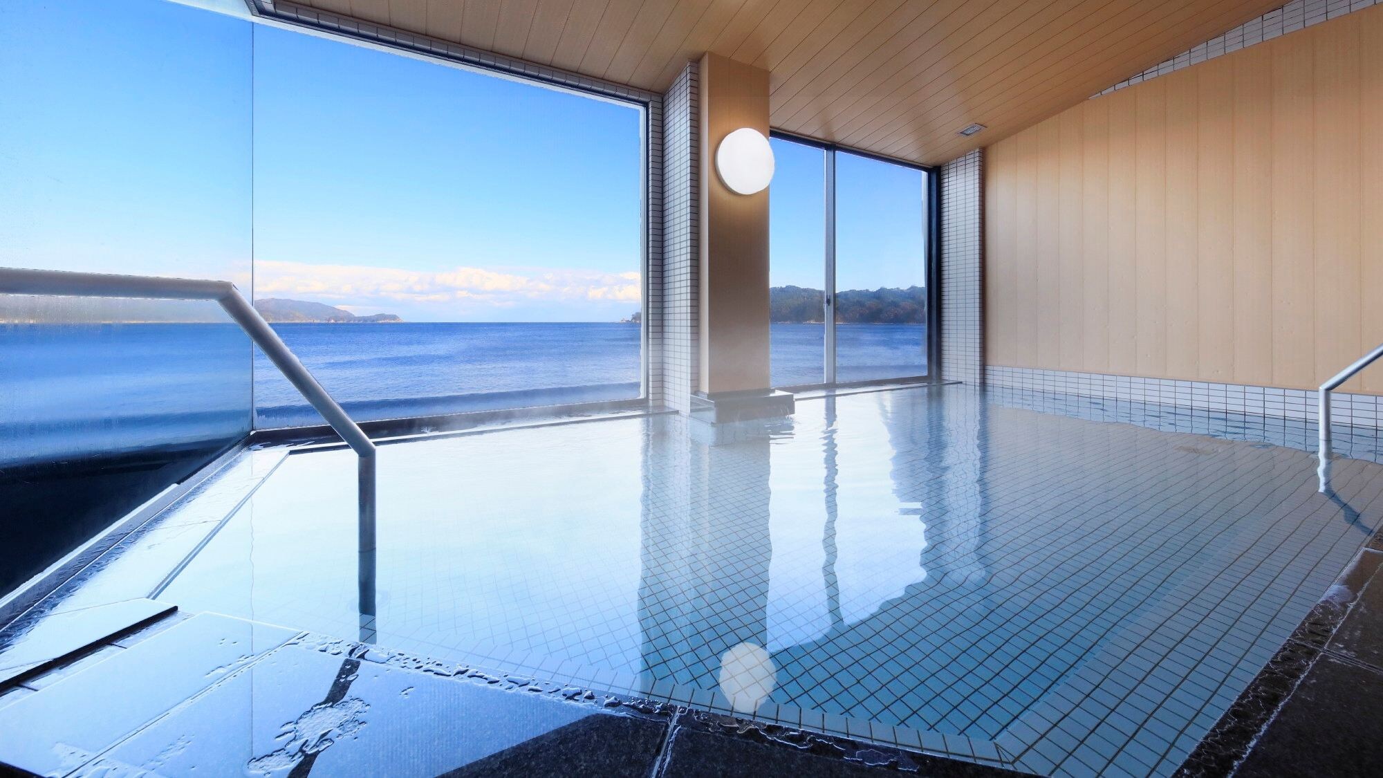 You can also enjoy the morning glow and sunrise in the large public bath "Hana no Yu" men's bath.