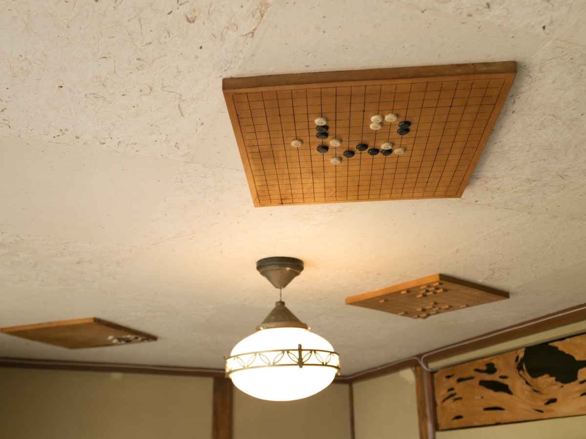 [Main Building 3rd Floor / Kagami no Ma] A playful Japanese-style room with a ceiling decorated with a shogi board and a go board