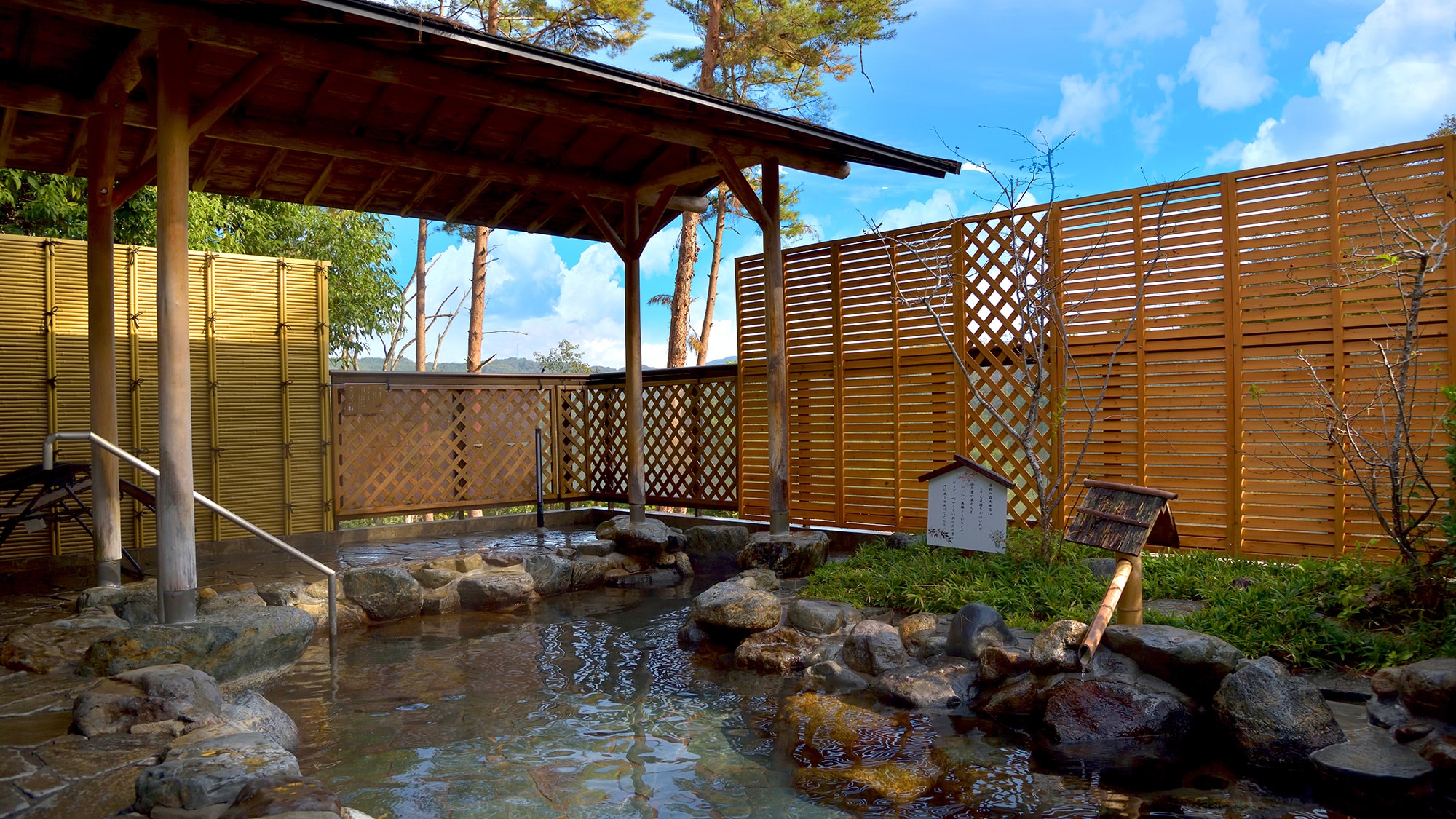 ■Sakushu Musashi Onsen■Open-air bath with a refreshing breeze and the scent of trees