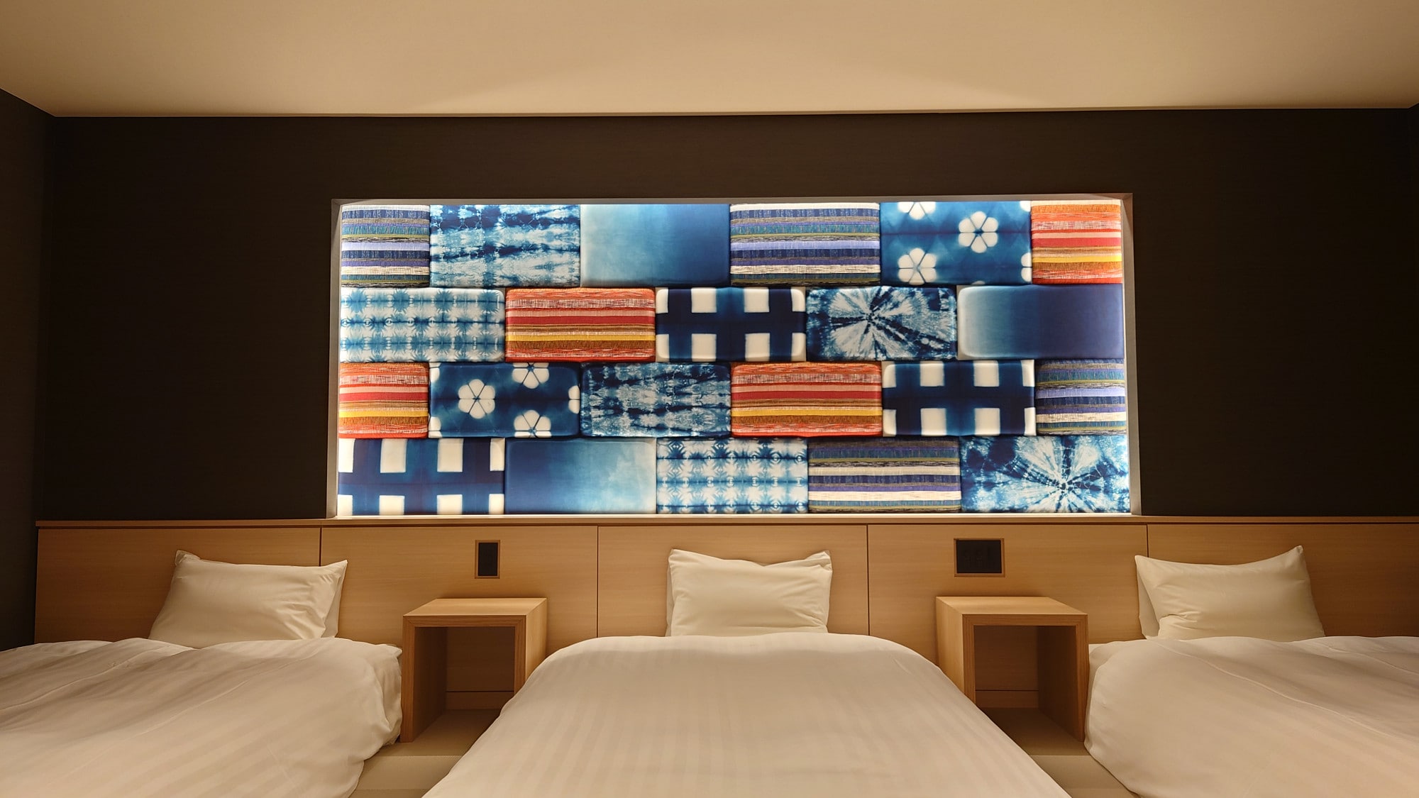 Japanese-Western style room with 3 beds "Itoshi" Amagi shibori and Kurume kasuri interior