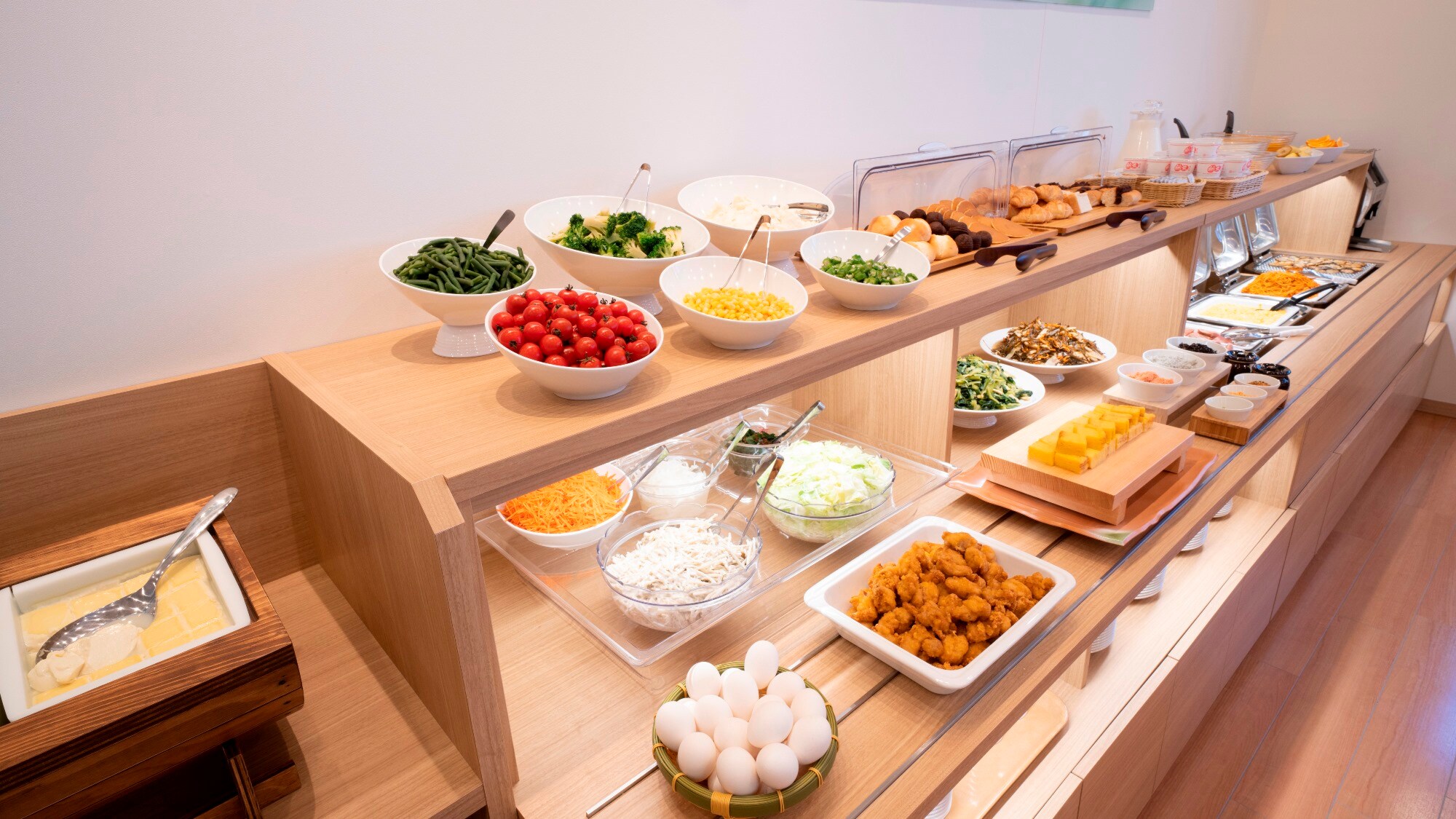 Breakfast ｜ Equipped with a large buffet table and offers a rich menu