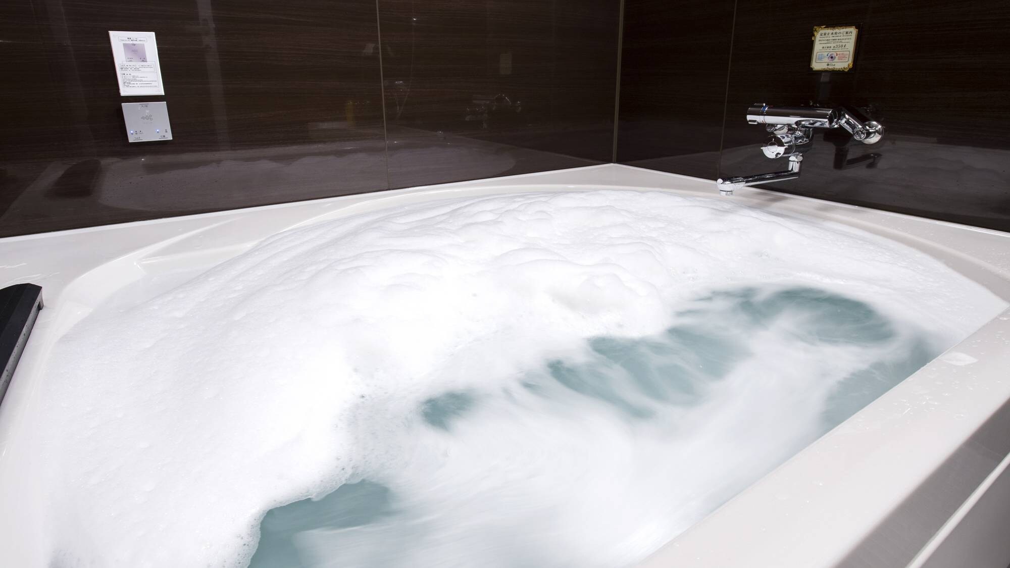 [Guest room bath] Platinum suite