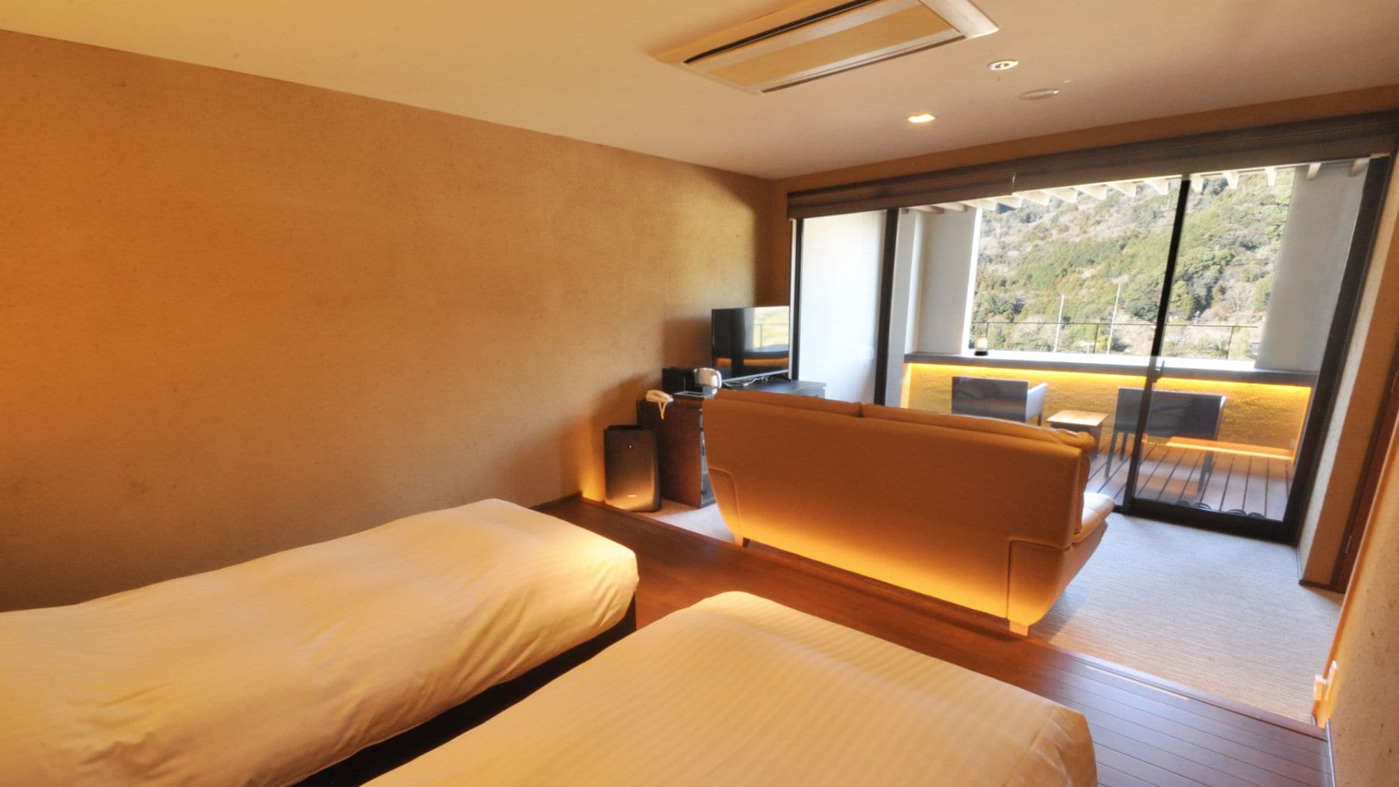 [Top floor deluxe twin] Deluxe twin room with outer living room. Includes an open-air bath with natural hot spring water.