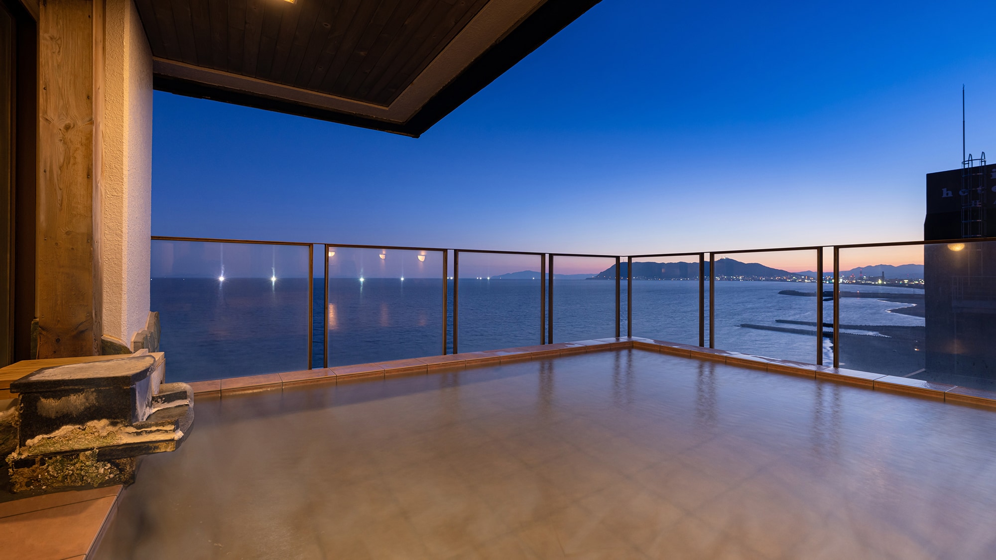 [8F Usukeshi no Yu-Open-air bath] You can feel the sky and the sea up close and spend a time to wash your heart.