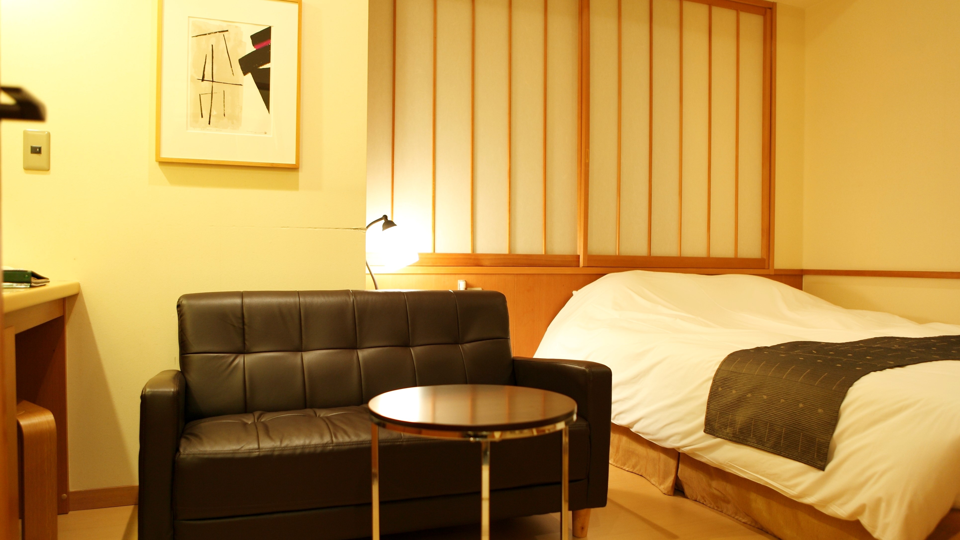 [New building: Mizuhana no Sho] 18㎡ semi-double room. A compact room recommended for solo travelers and couples.
