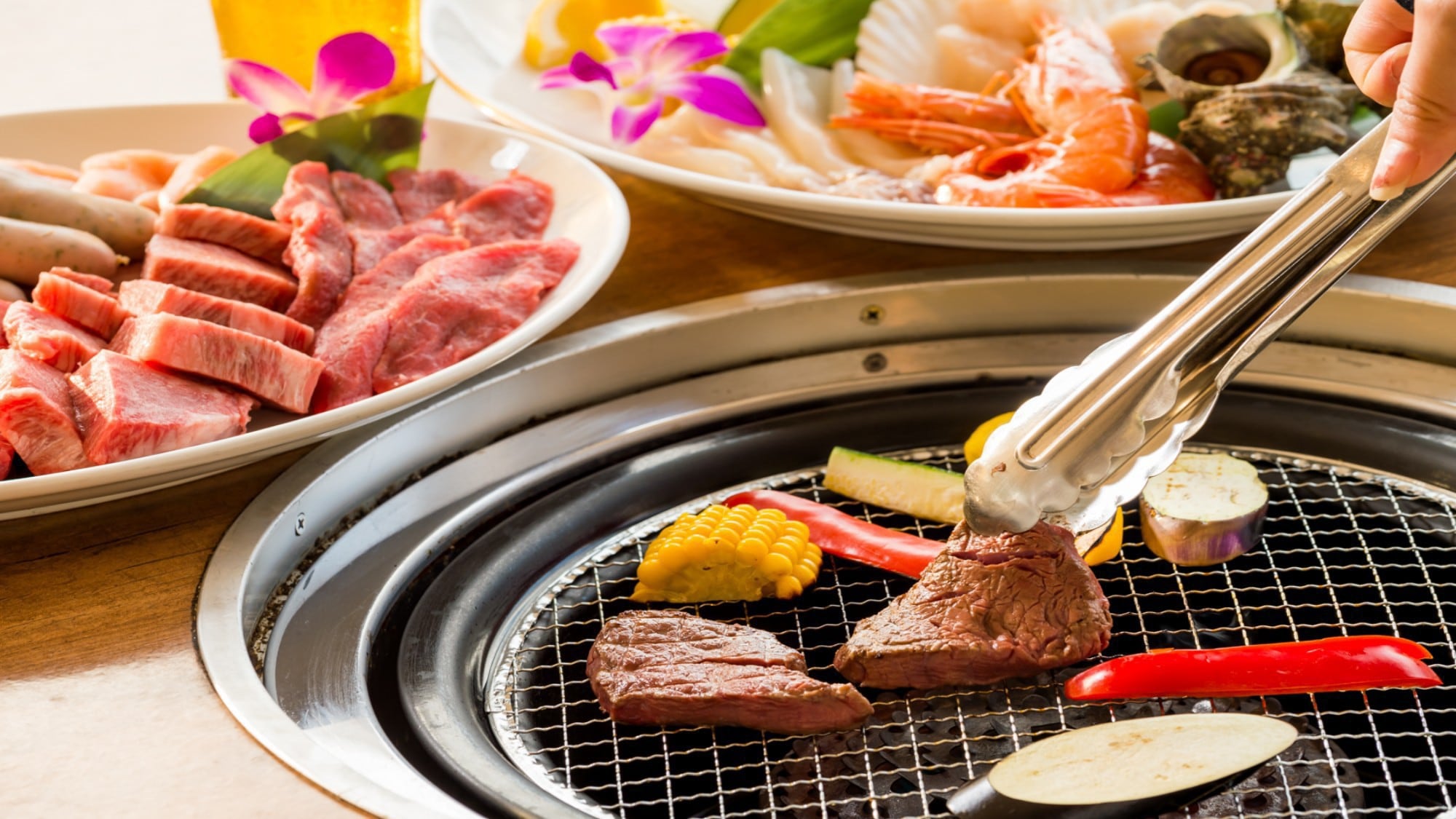  [BBQ] บาร์บีคิวริมสระใช้วัตถุดิบสดใหม่ในท้องถิ่น บาร์บีคิวแสนอร่อยท่ามกลางรอยยิ้ม