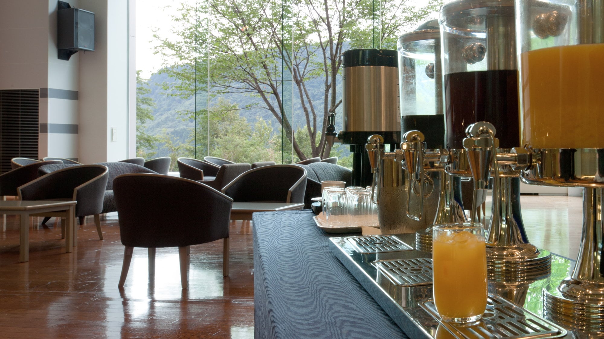 [Lounge] Welcome drinks are available for hotel guests.