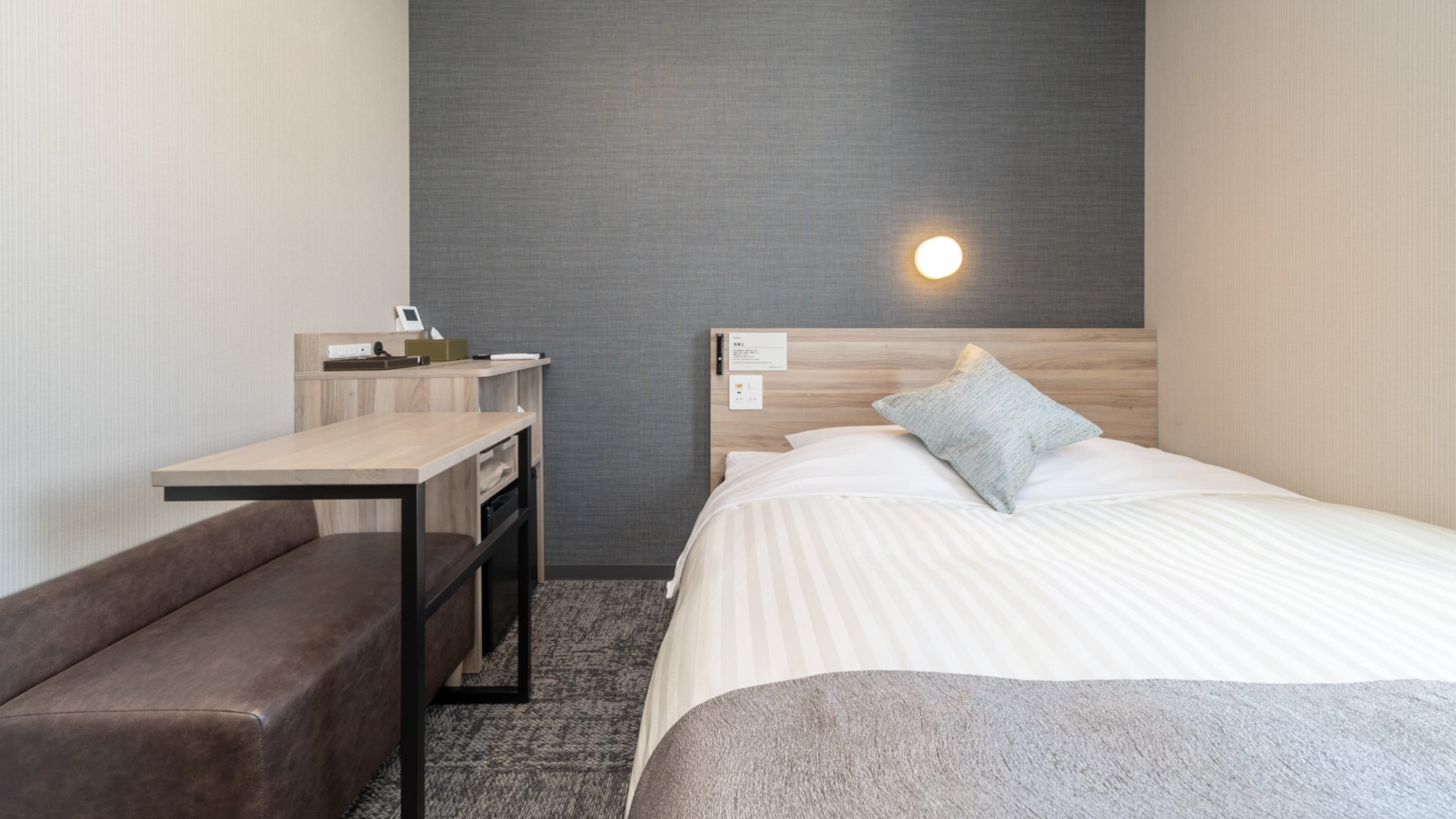 A 150cm wide bed and a mattress with just the right amount of firmness will ensure you a good night's sleep.