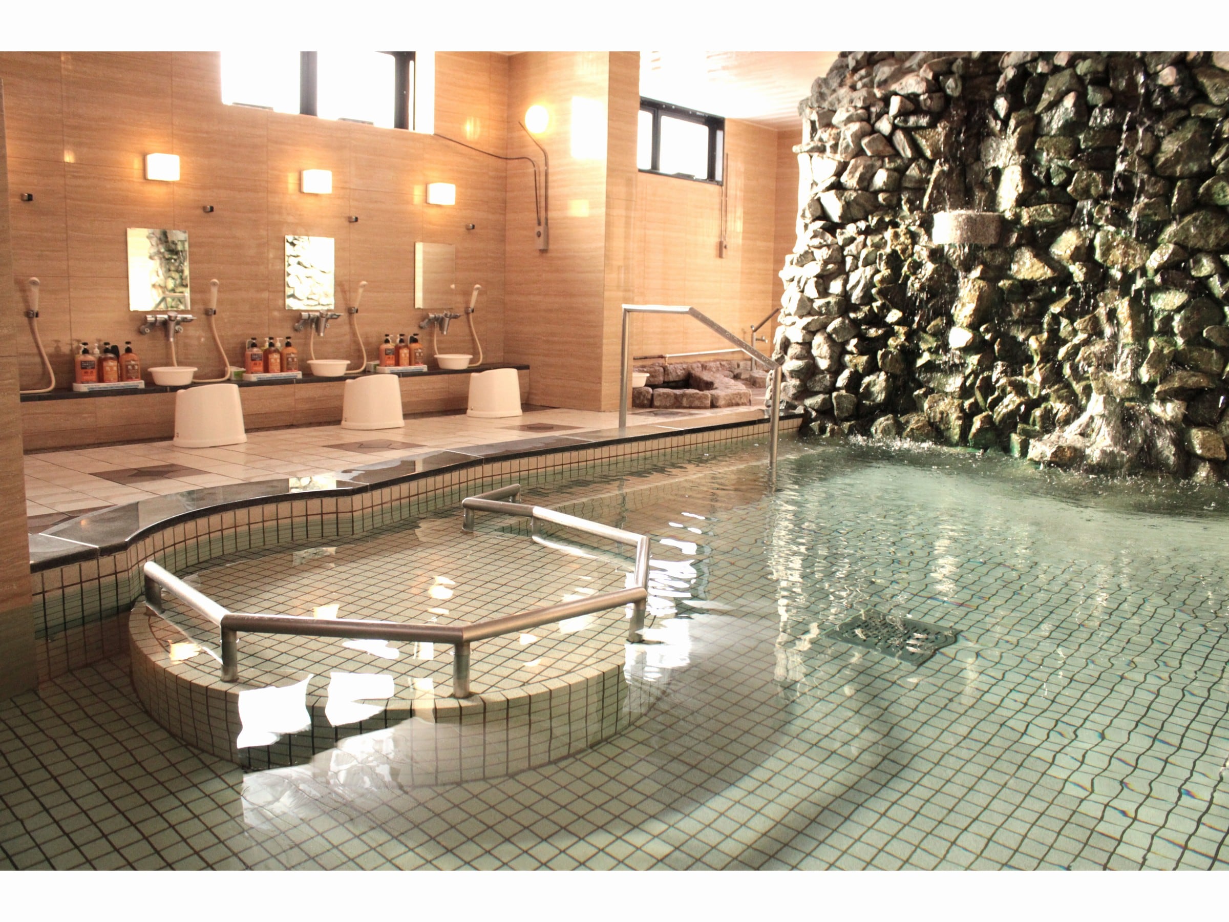 The women's large bath is equipped with a shallow bathtub that can be used with small children.