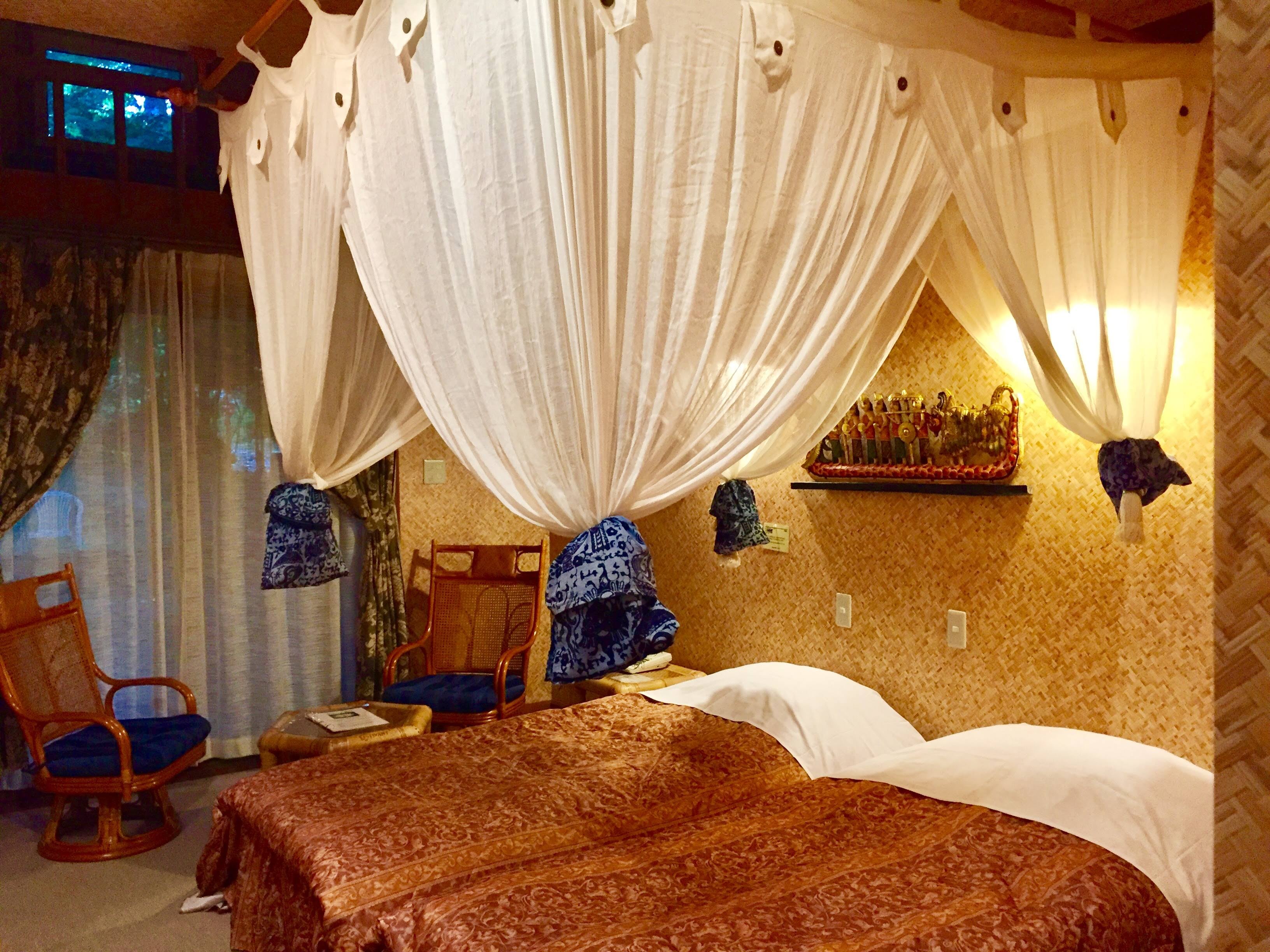Deluxe Canopy Room
