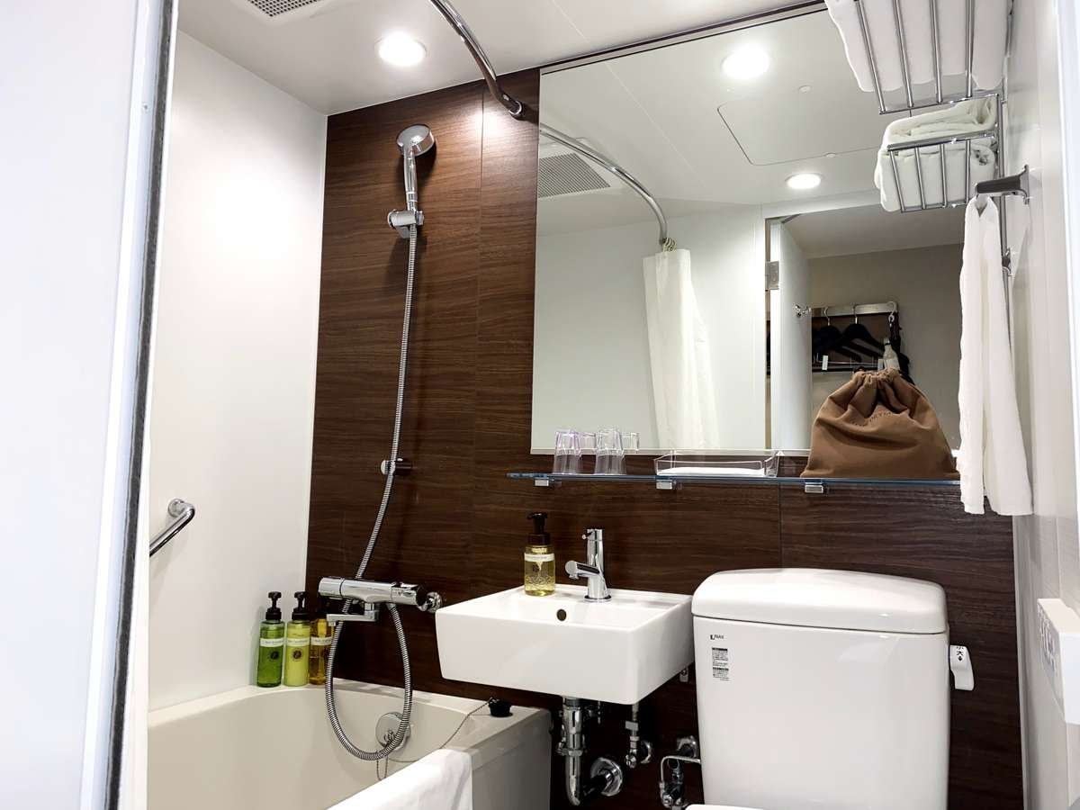 Hollywood twin bathroom