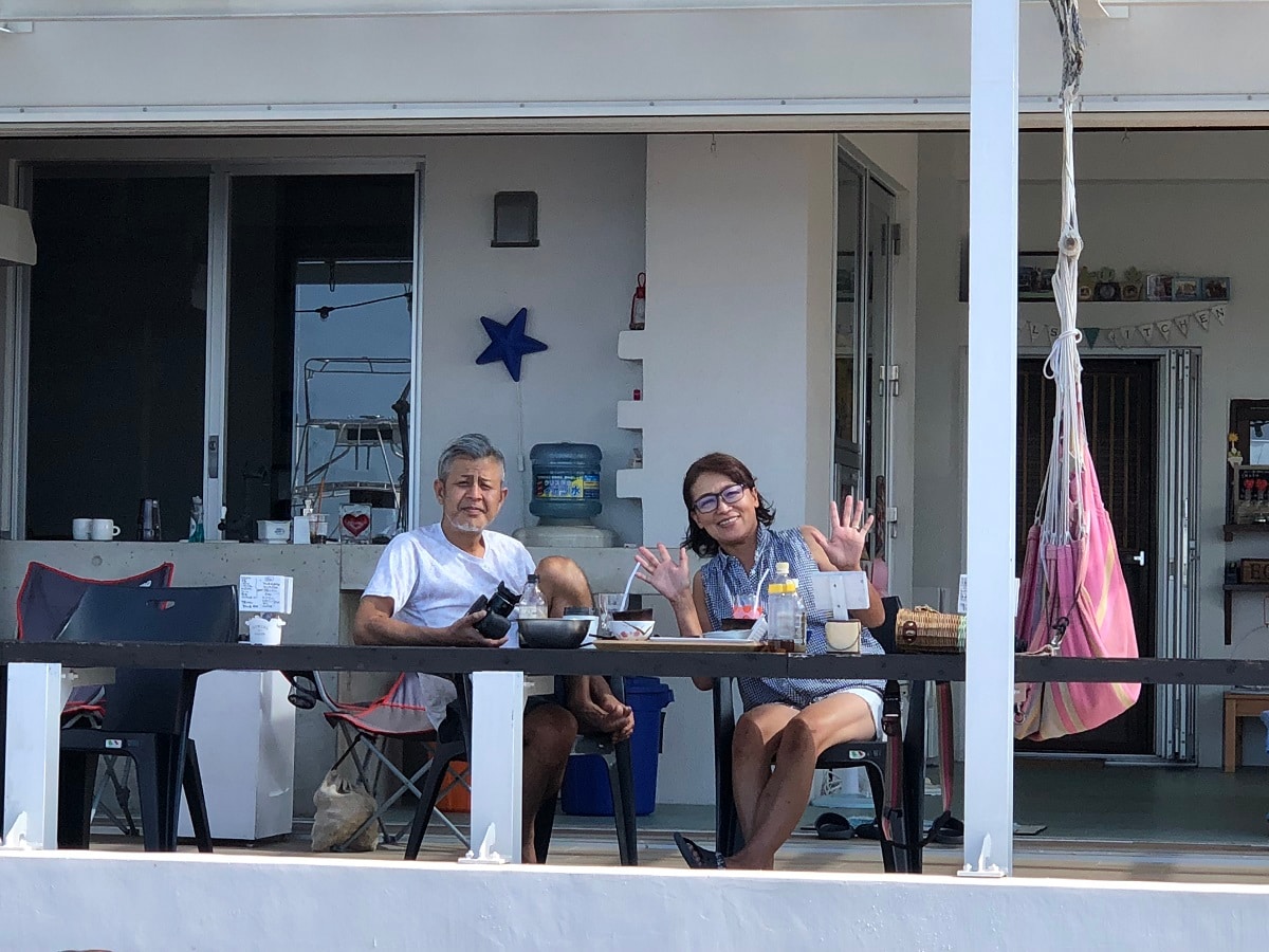我和我丈夫会在那里迎接你们。