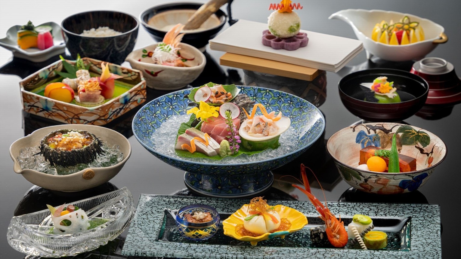 Kaiseki cuisine is elaborately constructed so that you can enjoy the flow and balance of the entire dish. We also have a wide selection of drinks that go well with our drinks.