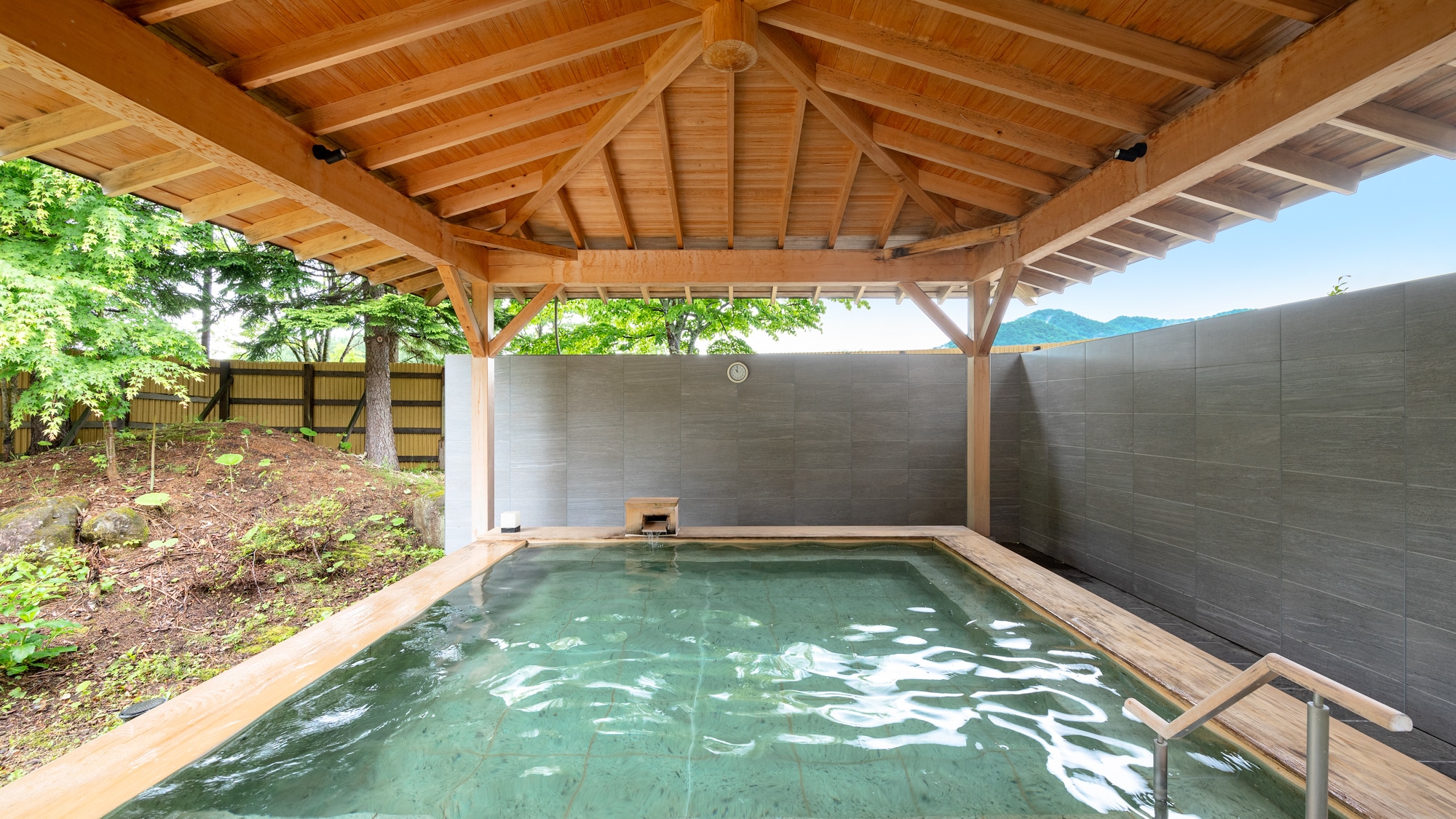 [Women's open-air bath] The scent of cypress and the greenery of fresh greenery have an excellent healing effect.