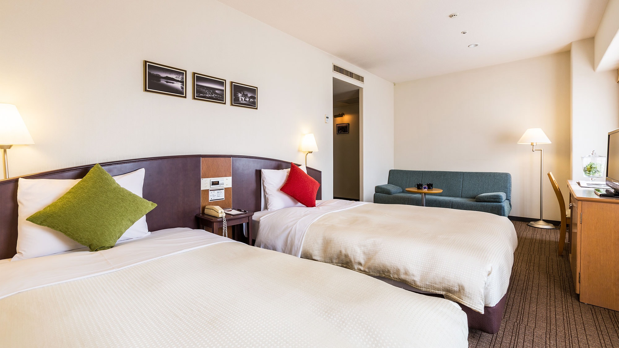 [Deluxe Twin Room 30 sqm] Up to 3 people can stay on the sofa bed!