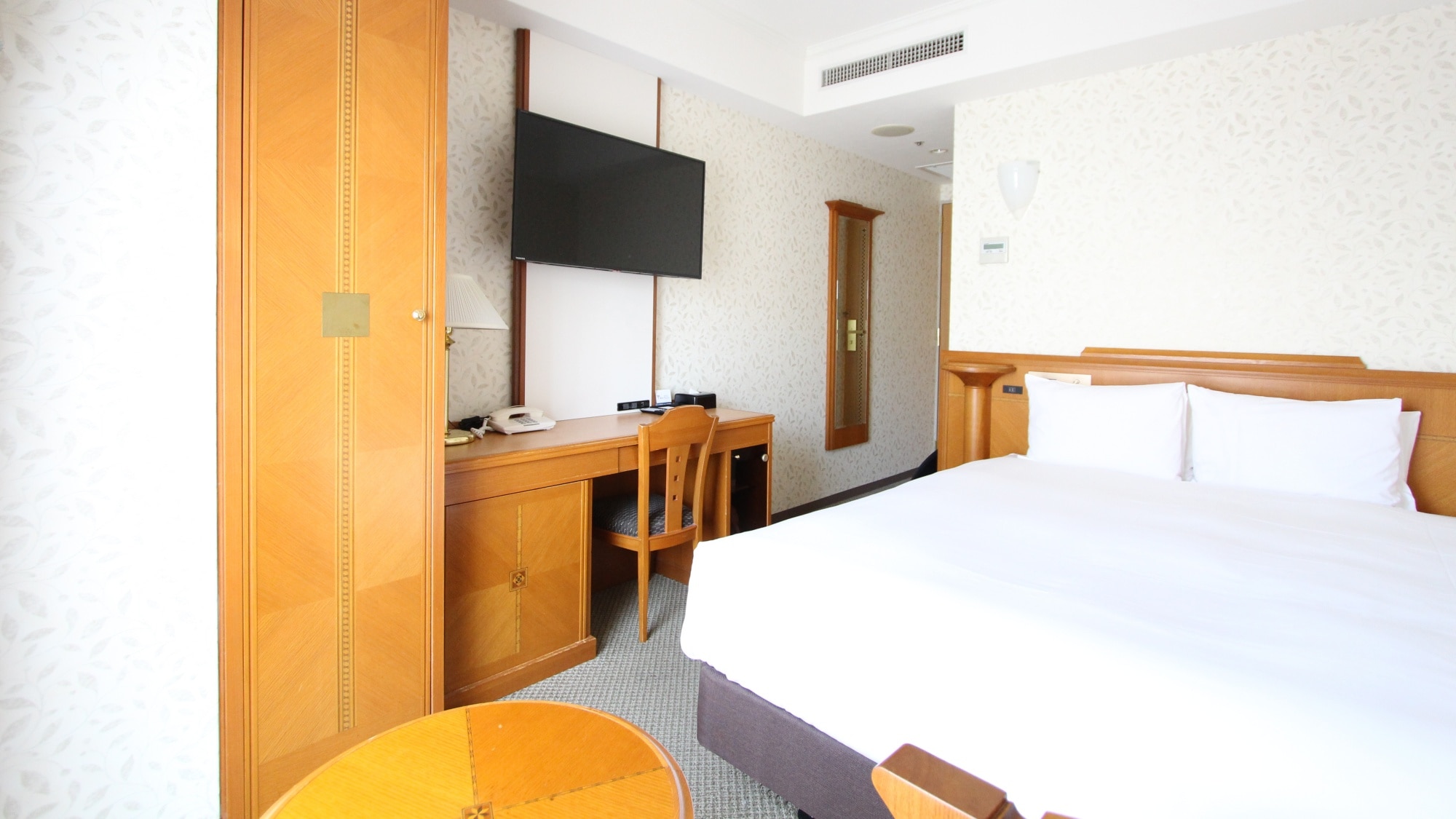 เตียงควีนไซส์ขนาดกลาง [ห้ามสูบบุหรี่]