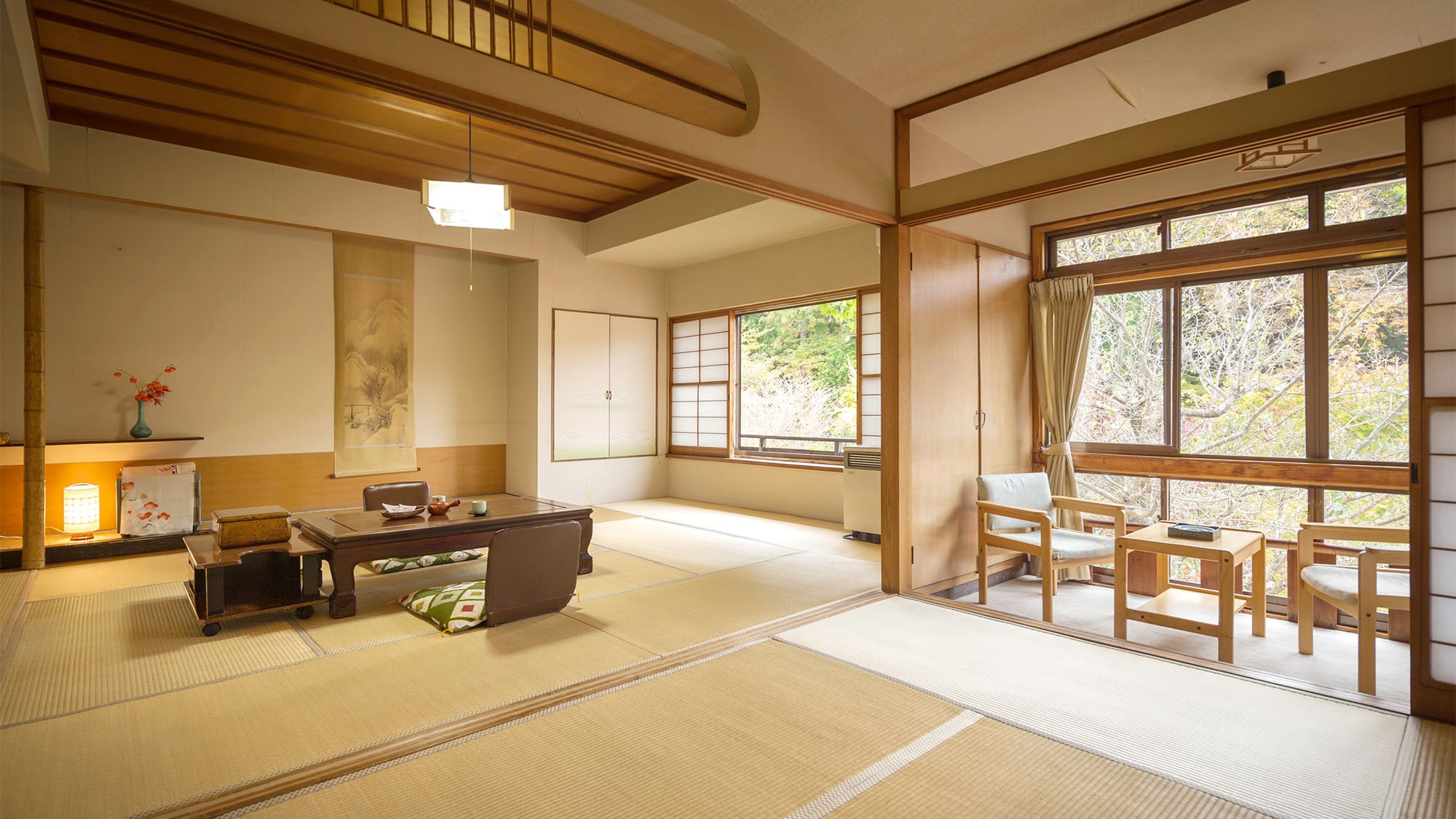 ・ [Annex Japanese-style room 8 tatami mats + 6 tatami mats] A Japanese-style room in a wooden annex that has been built for a long time.