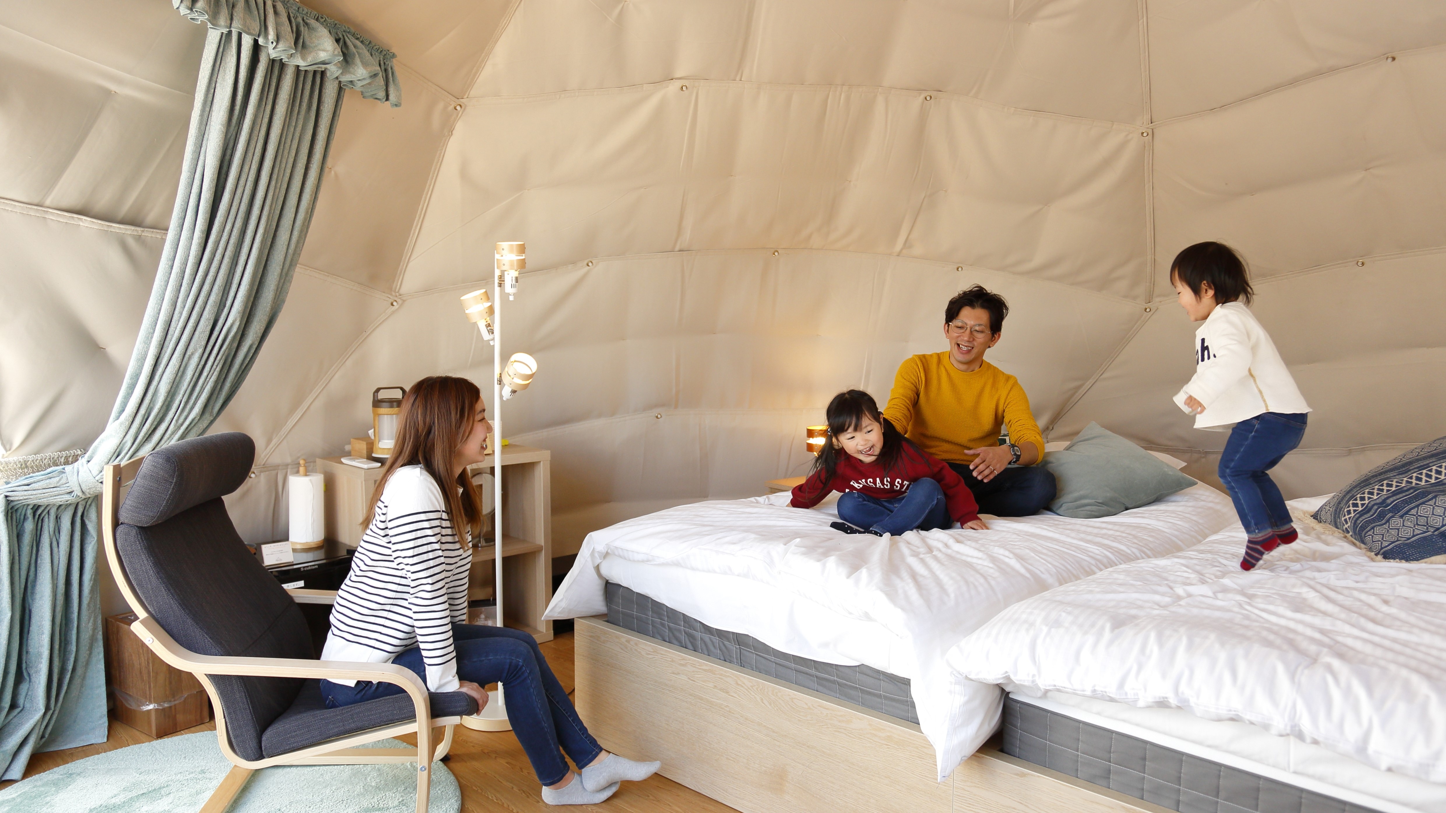 The 6m diameter dome tent is spacious enough for the whole family to enjoy.