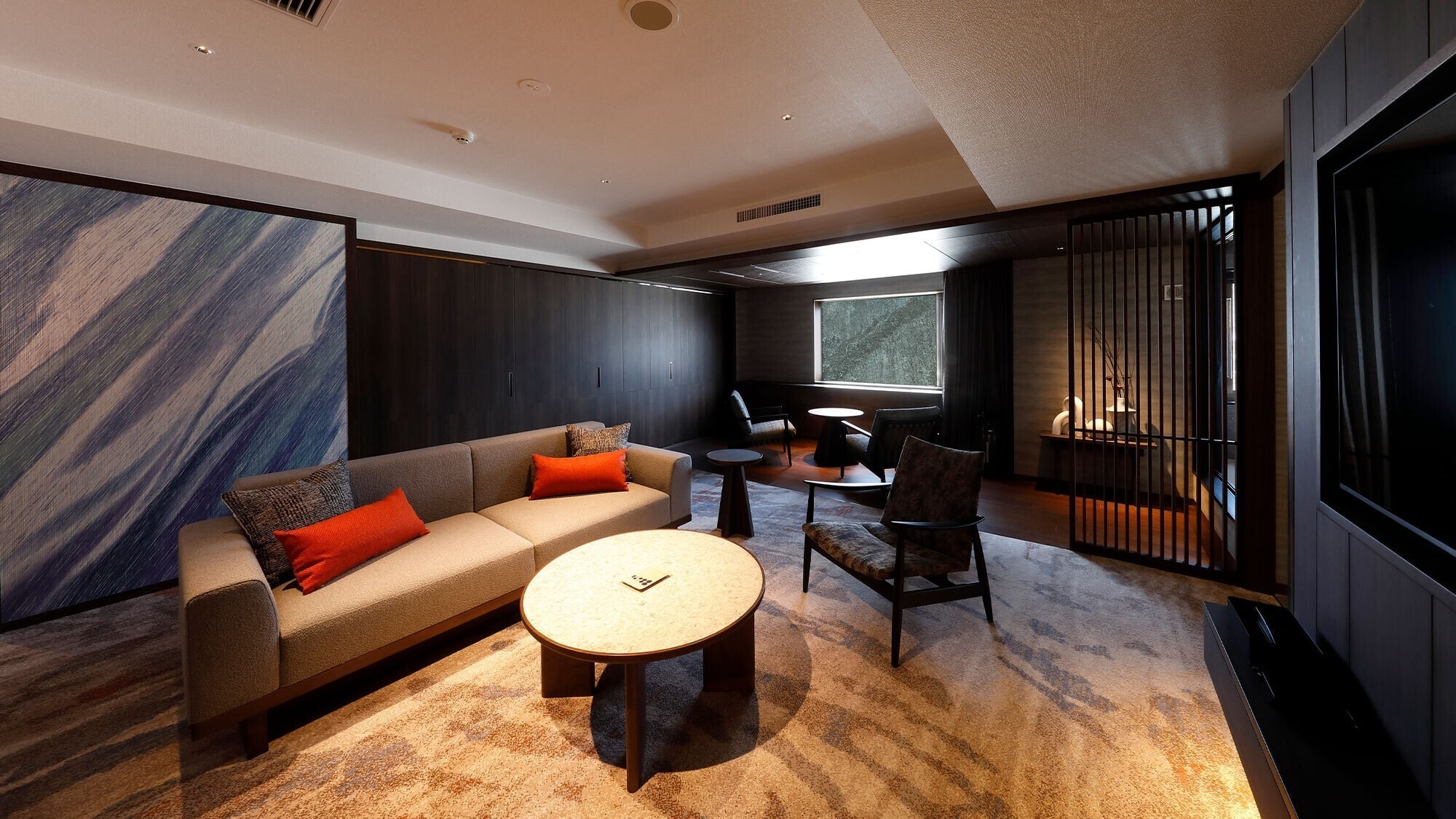 [View Bath] Phòng Royal Suite (100m2): Phòng lớn nhất khách sạn, nội thất sang trọng.