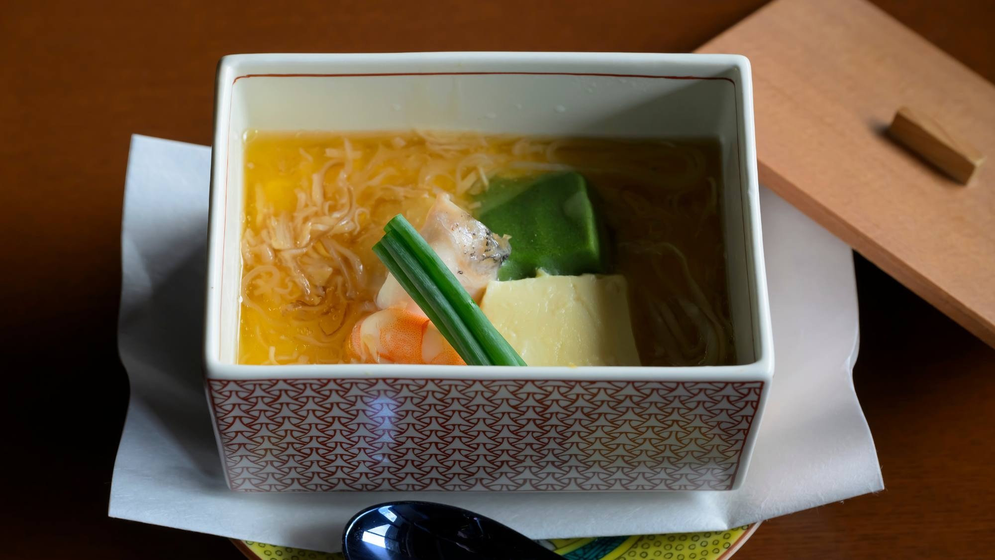 Enjoy and savor the delicious drinks and cuisine of this idyllic spring season with all your senses.