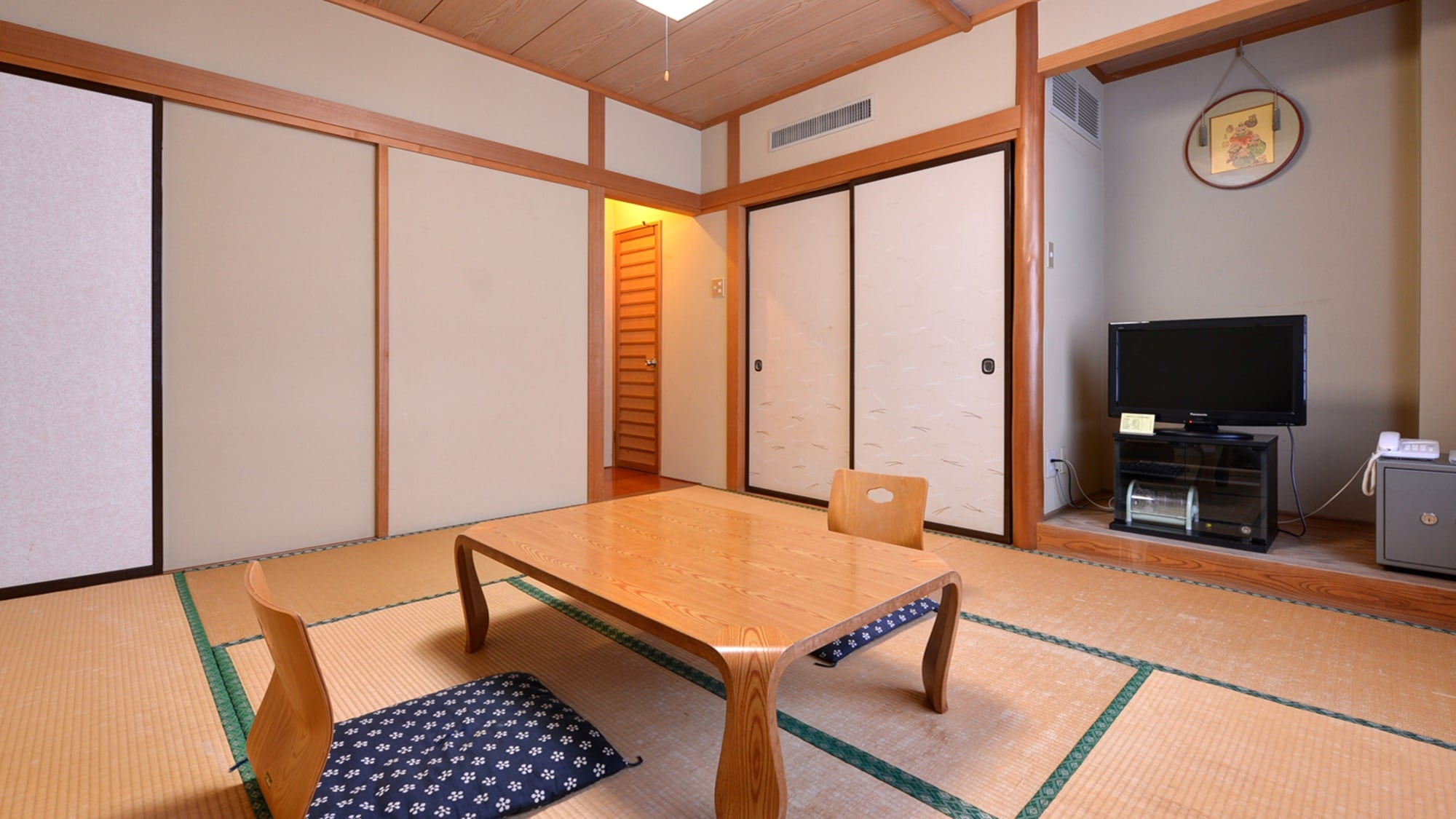 *Japanese-style room with 8 tatami mats (with toilet) / Perfect for groups or families. Enjoy a relaxing time together.