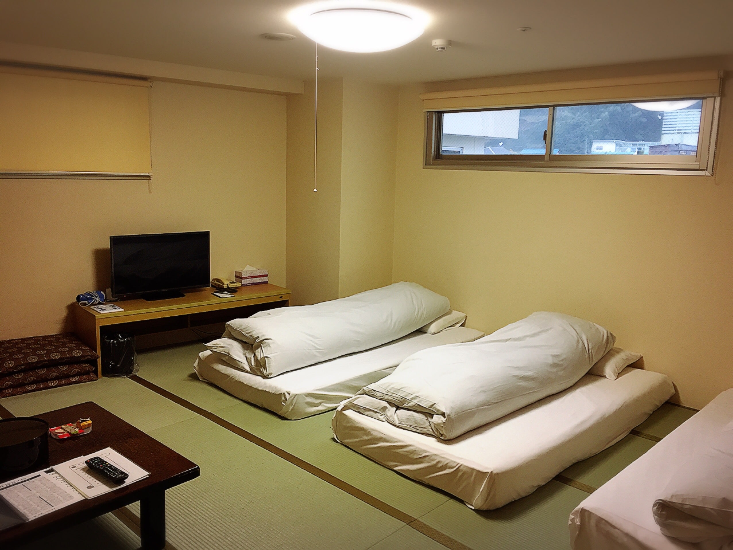 [Japanese-style room over 10 tatami mats / small window] Guest room example