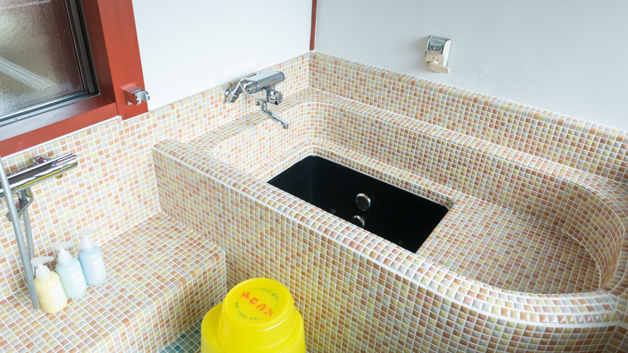 [Hotaru-bi Building, Main Building 102] A traditional retro tiled bath