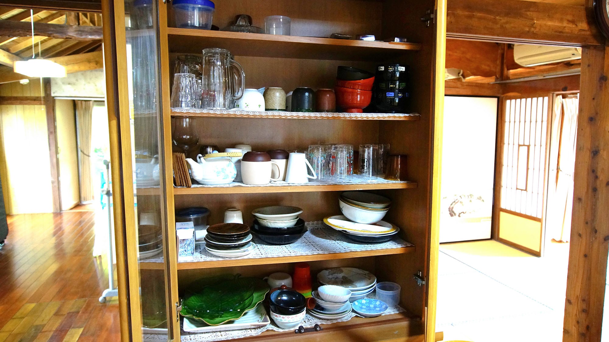 ・Main building kitchen: We have a wide selection of tableware and glasses.