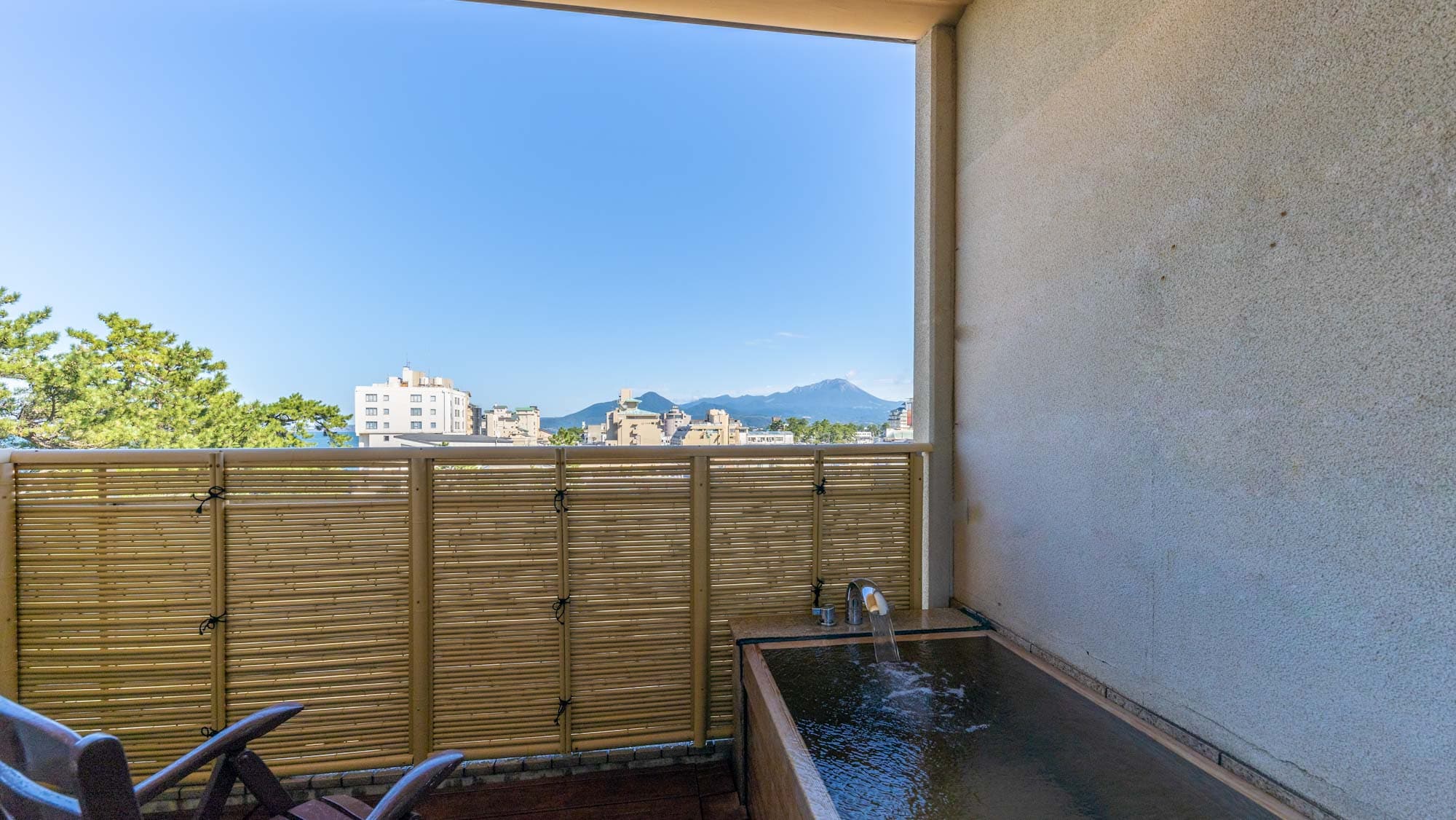 [Room with open-air hot spring bath] Corner room with bed