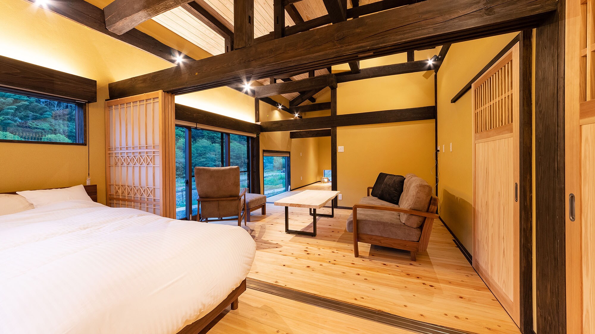 ・[Bedroom] Feel the warmth of wood in the bedroom and relax after your trip.