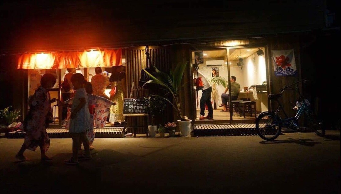 The storefront of Yunohama Bar