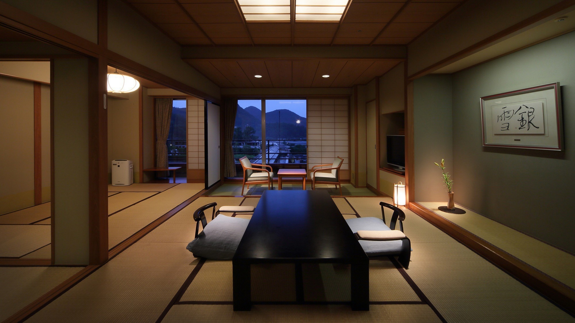 【日式房間10張榻榻米+6張榻榻米】10張榻榻米的日式房間和6張榻榻米的寬敞隔壁房間。與家人和朋友一起放鬆。