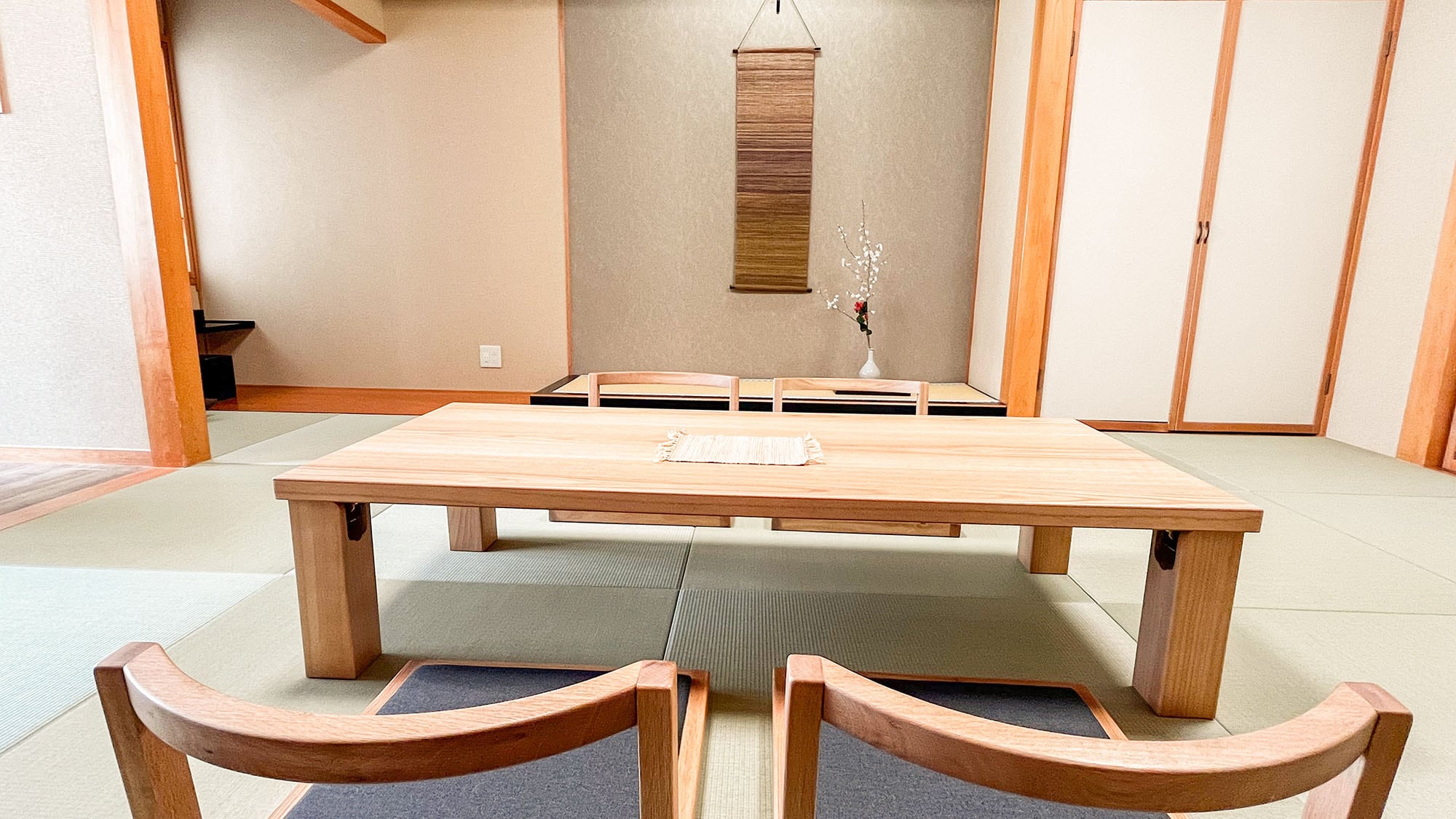 ・【2층 일본식 방】10 다다미의 일본식 방은 여유가 있어 쾌적합니다. 가족이나 그룹 여행에 어떻습니까?