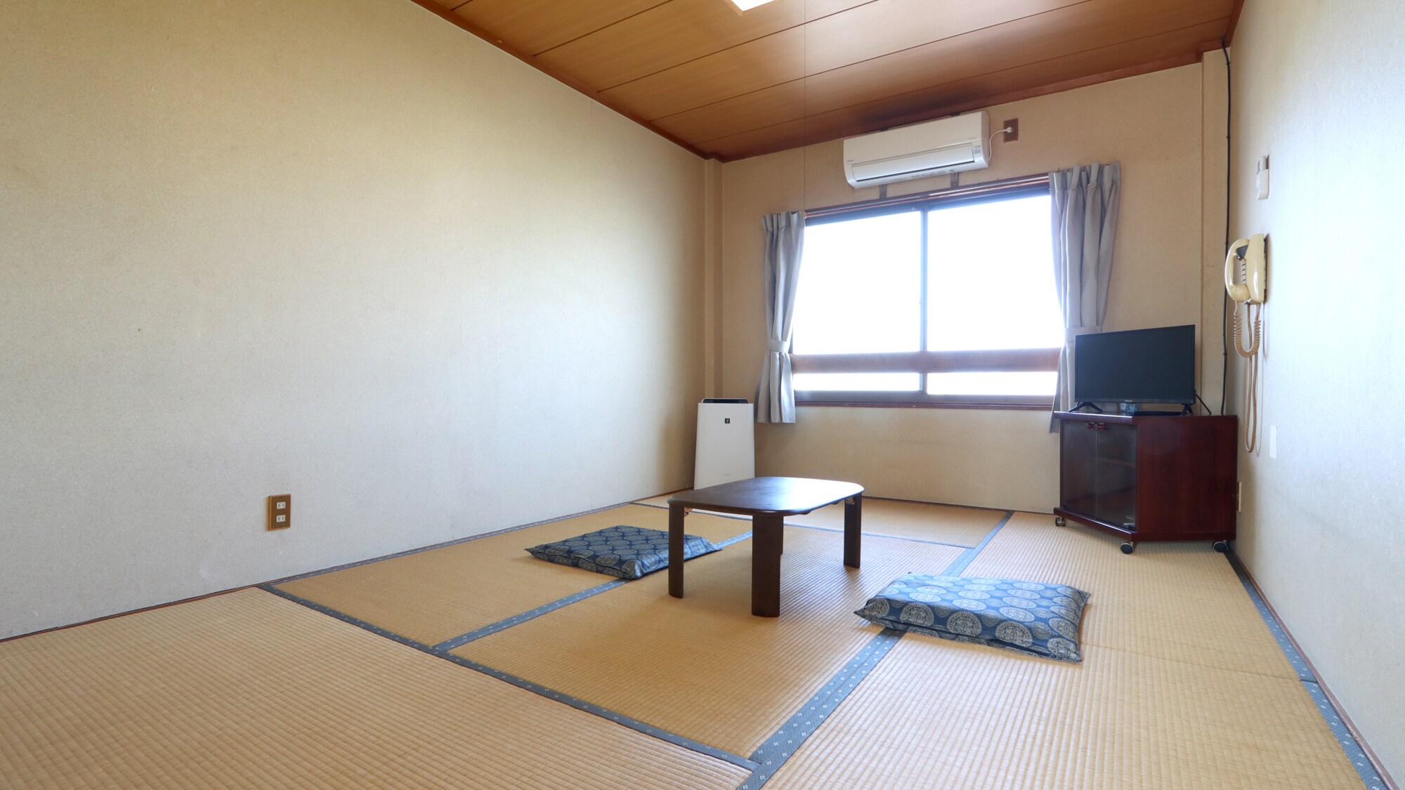 [Japanese-style room (6 tatami mats)]