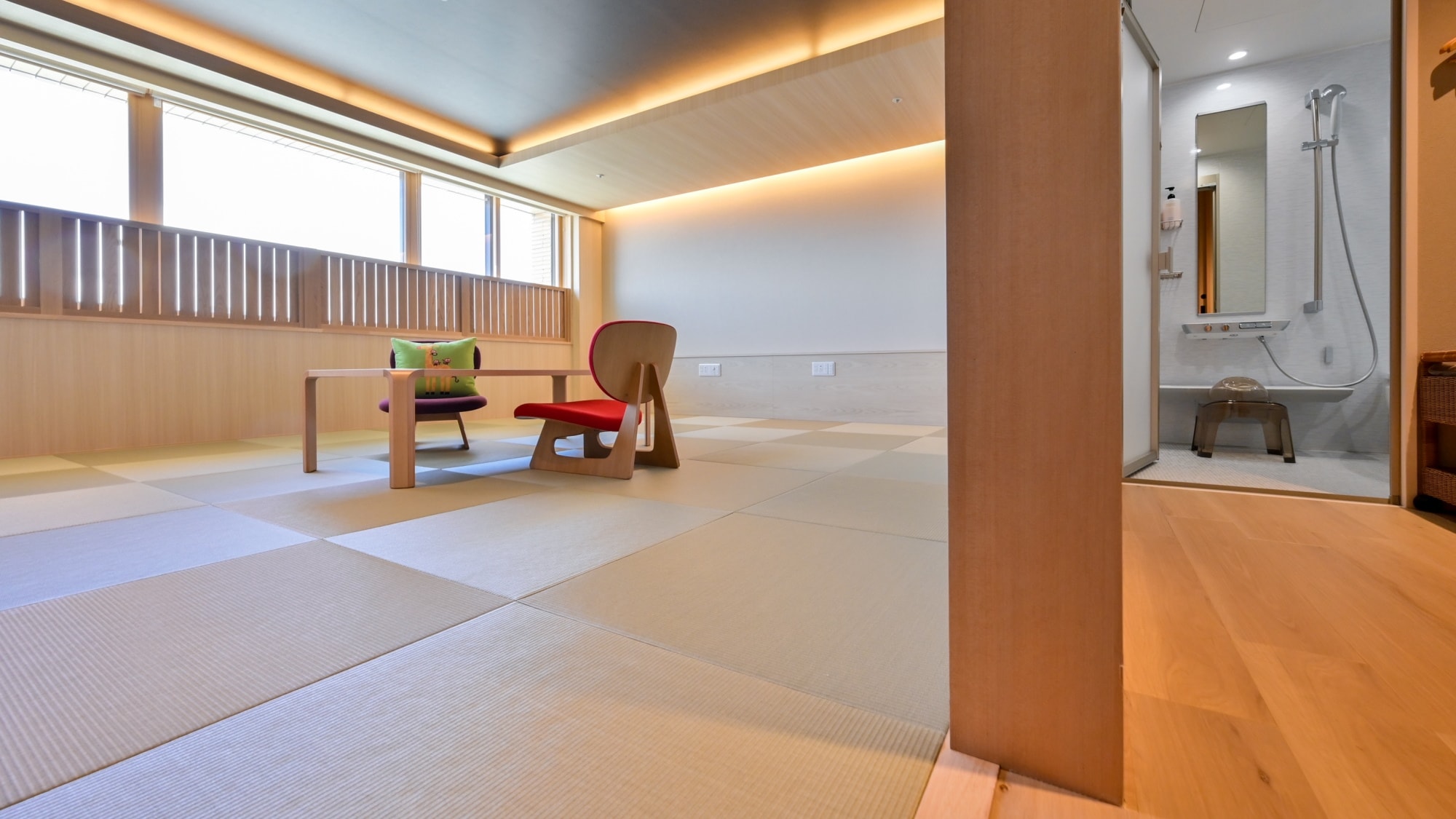 The tatami-floored space where you can take off your shoes and relax is perfect for families with small children.