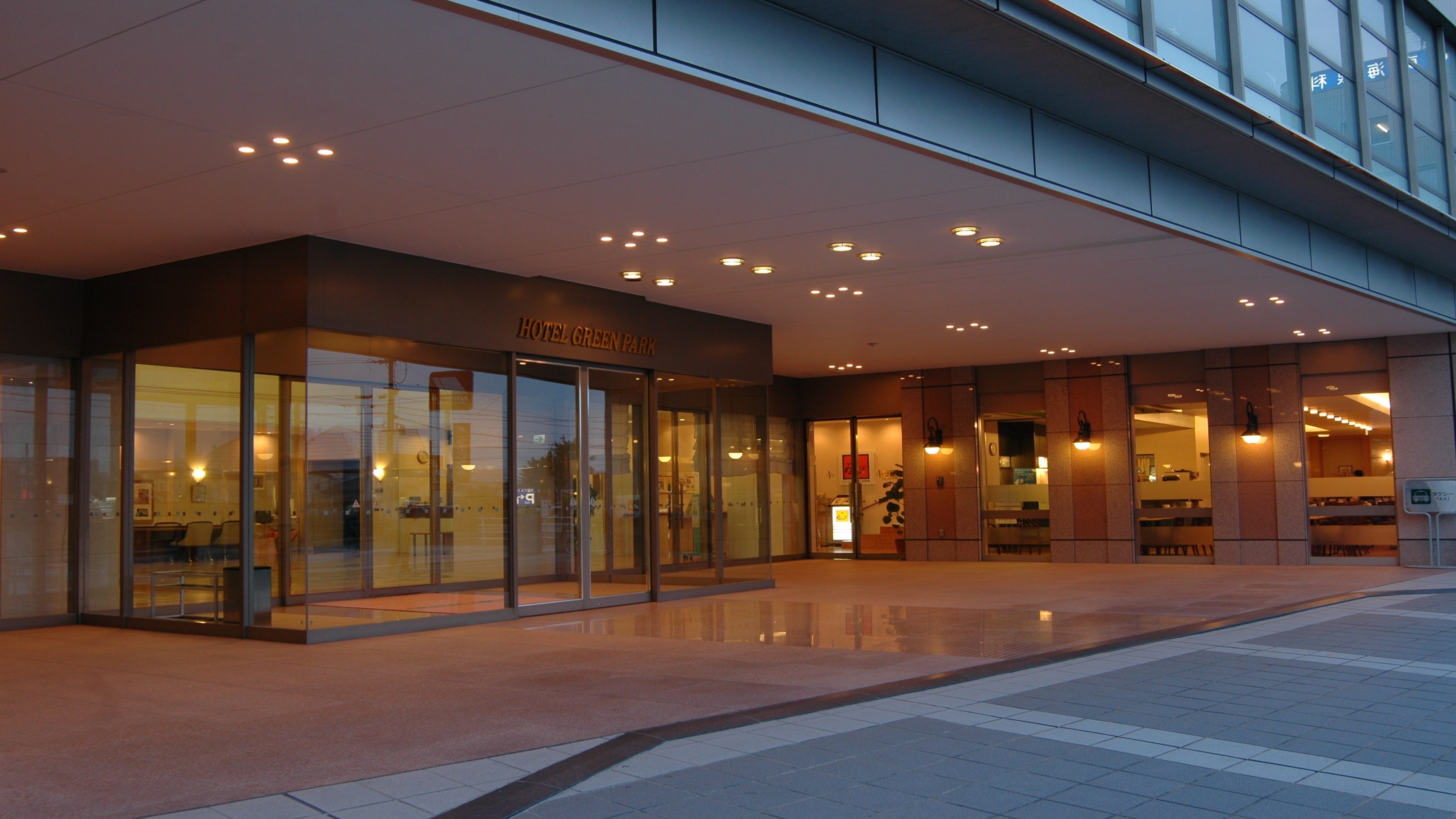 【エントランス】荷物の積み下ろしに一時停車していただけます。