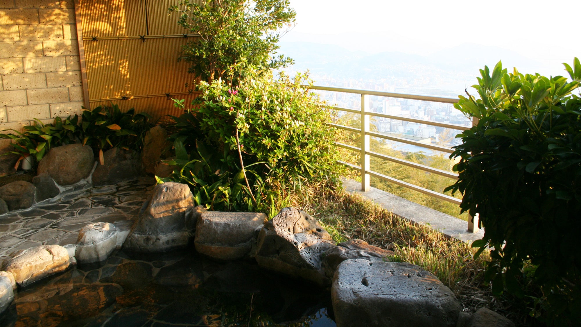 ◆ "Open-air bath in the sky" overlooking the city that feels like floating in the air
