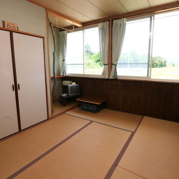 [Japanese-style room with 6 tatami mats] You can enjoy the view of nature.