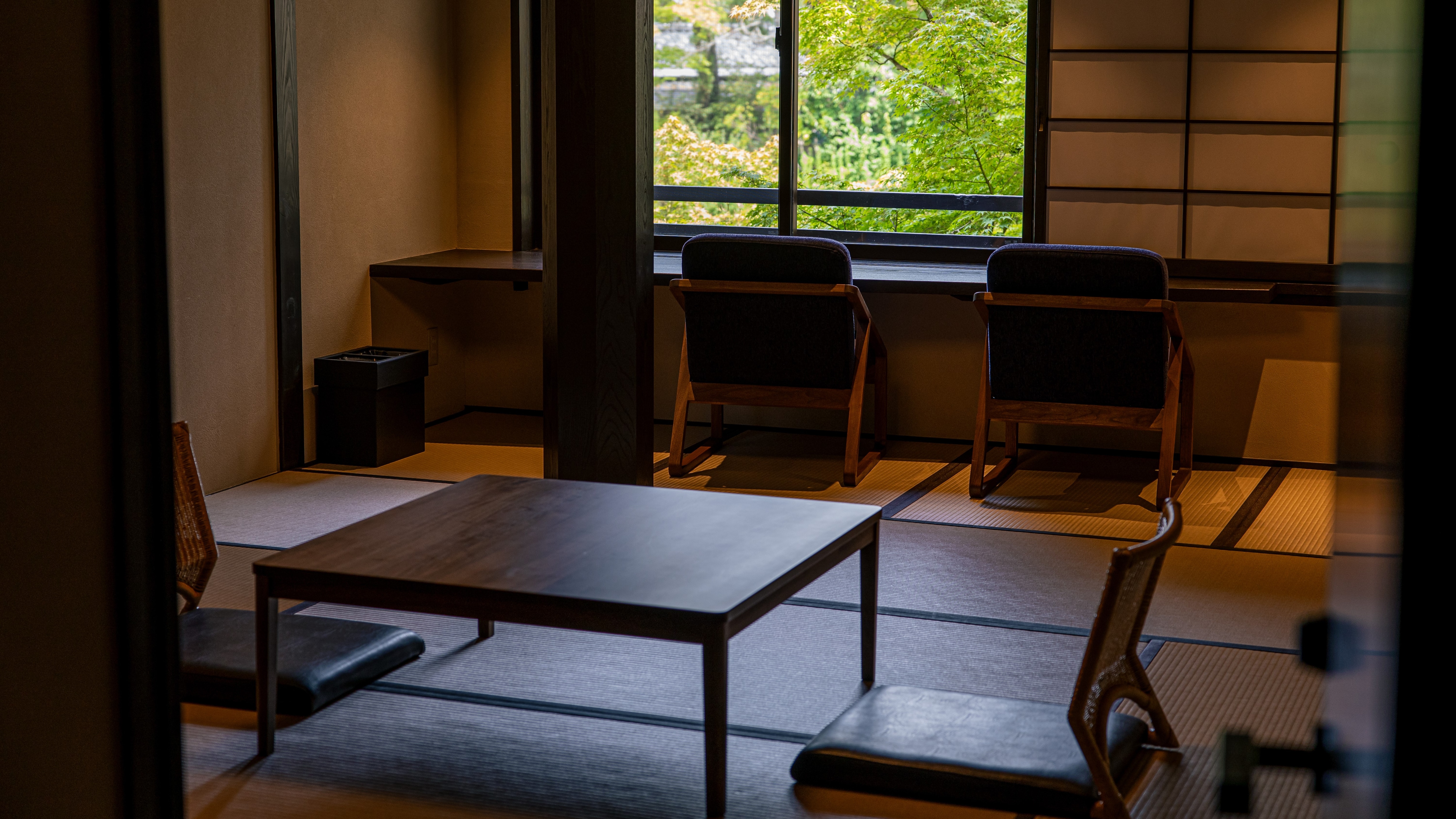 [Japanese-style room overlooking Amanohashidate] Rhododendron