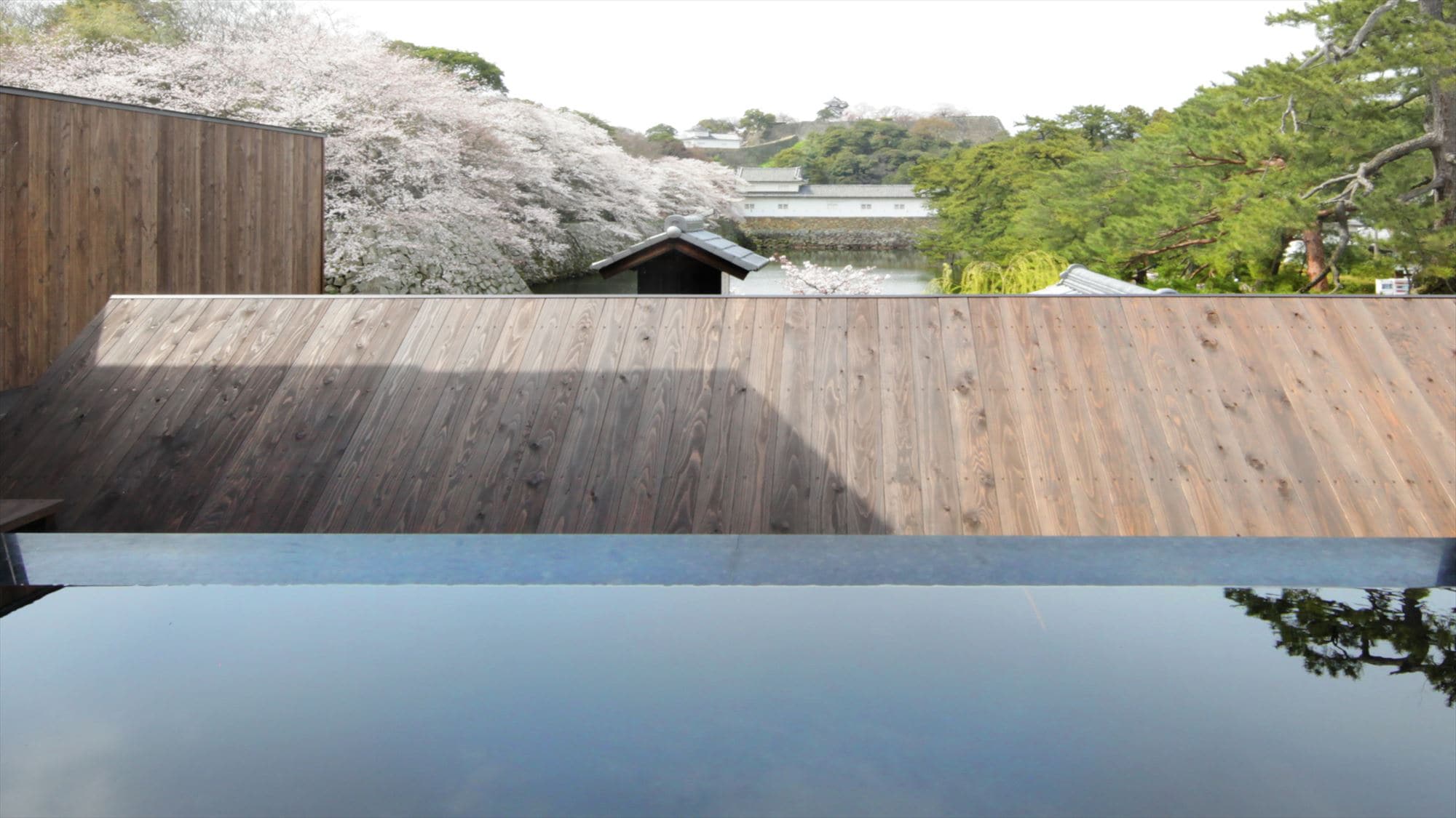 You can enjoy the hot springs of Shiromi-no-Yu / Castle View dyed with the colors of the four seasons.
