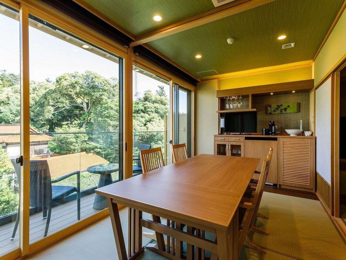 Cemara berwarna Moegi dengan pemandian terbuka (tempat tidur Jepang + ruang makan)