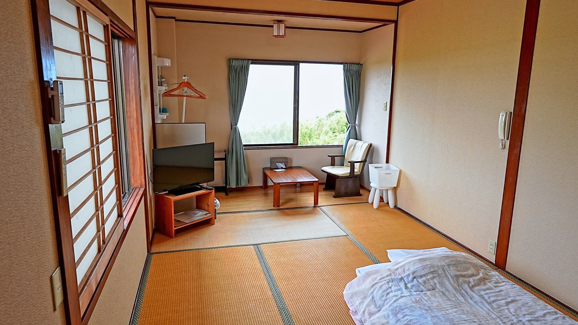 *Kamar bergaya Jepang dengan pemandangan laut, bebas rokok.