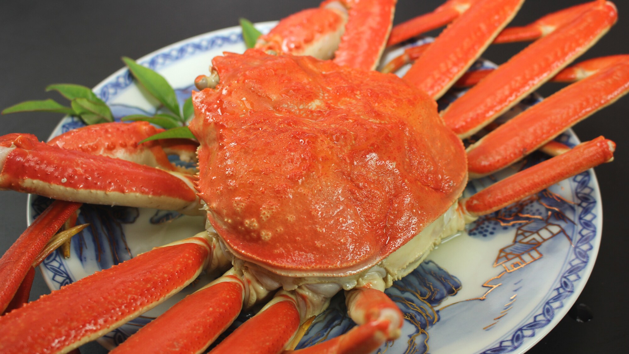 A whole boiled Matsuba crab from Kasumi! It's packed with meat♪ When you bite into it, the sweetness spreads throughout your mouth.