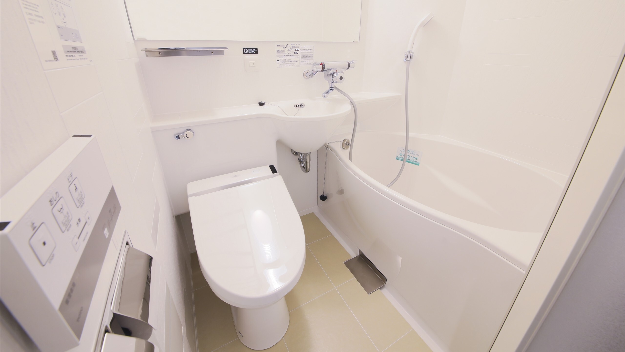 Kamar mandi unit (Kamar tamu di lantai atas)