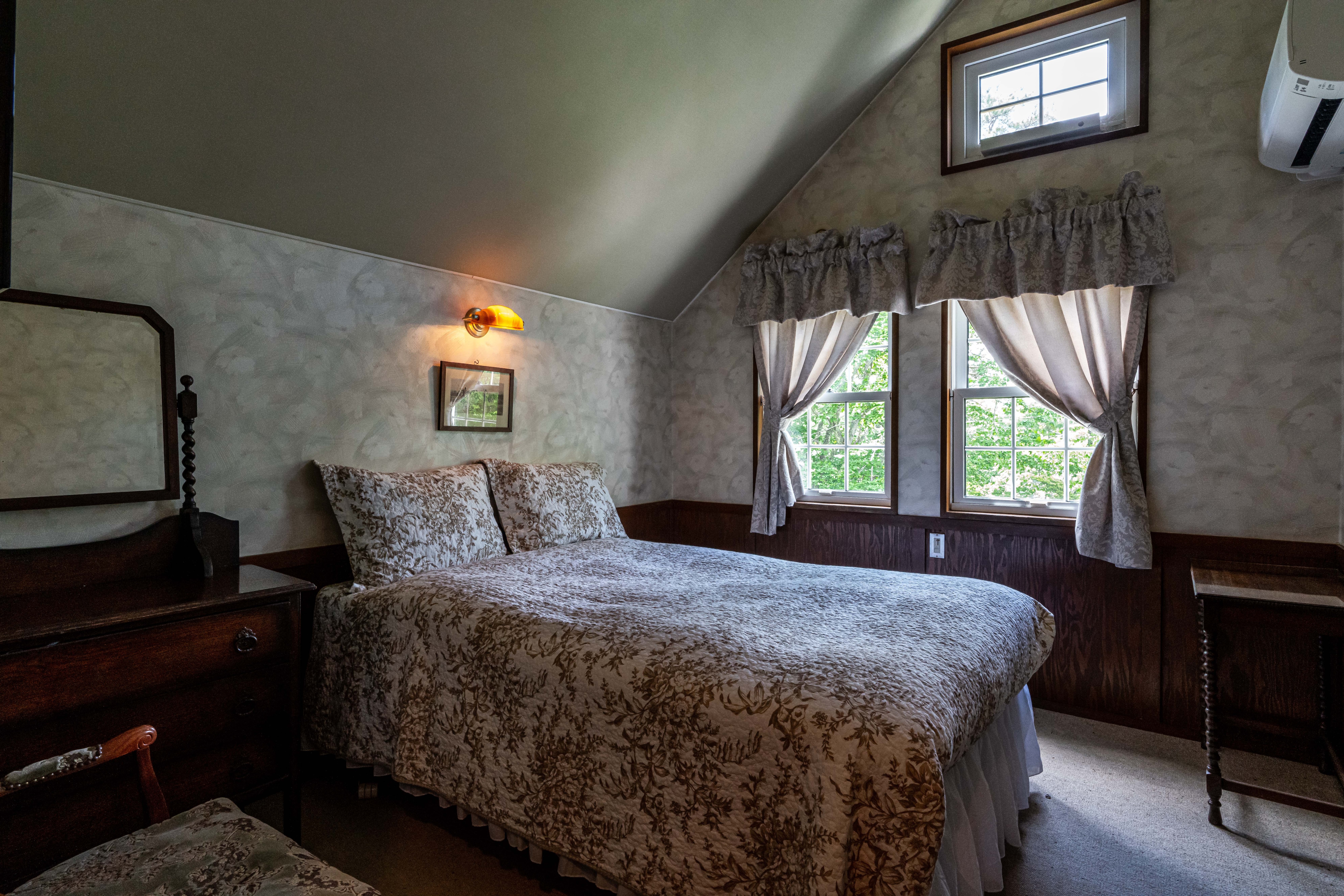 DLX Double Room 206 Room with toilet and sink