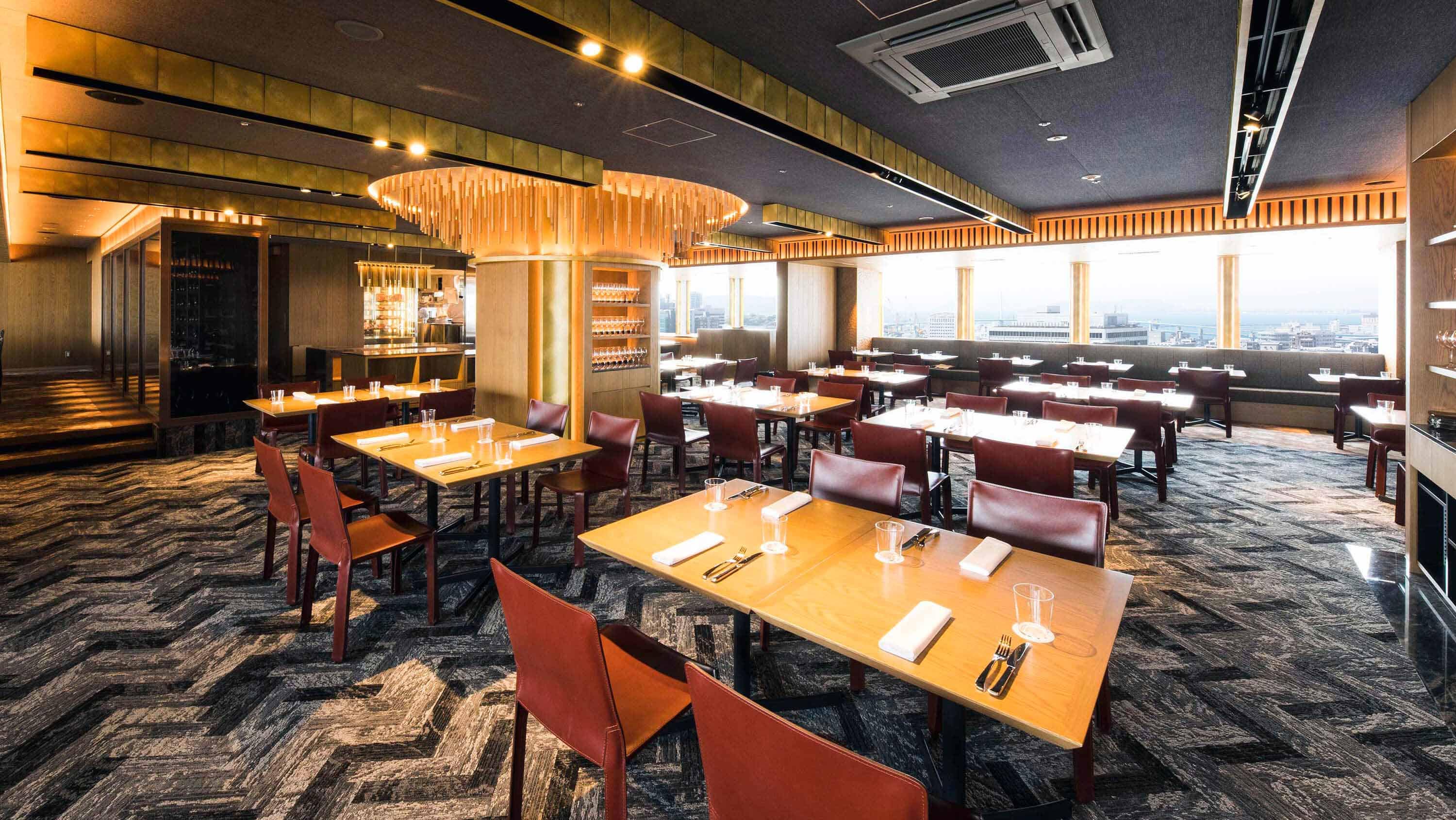 The light coming in through the large windows at the restaurant "Red Franma" creates an elegant atmosphere for your breakfast.